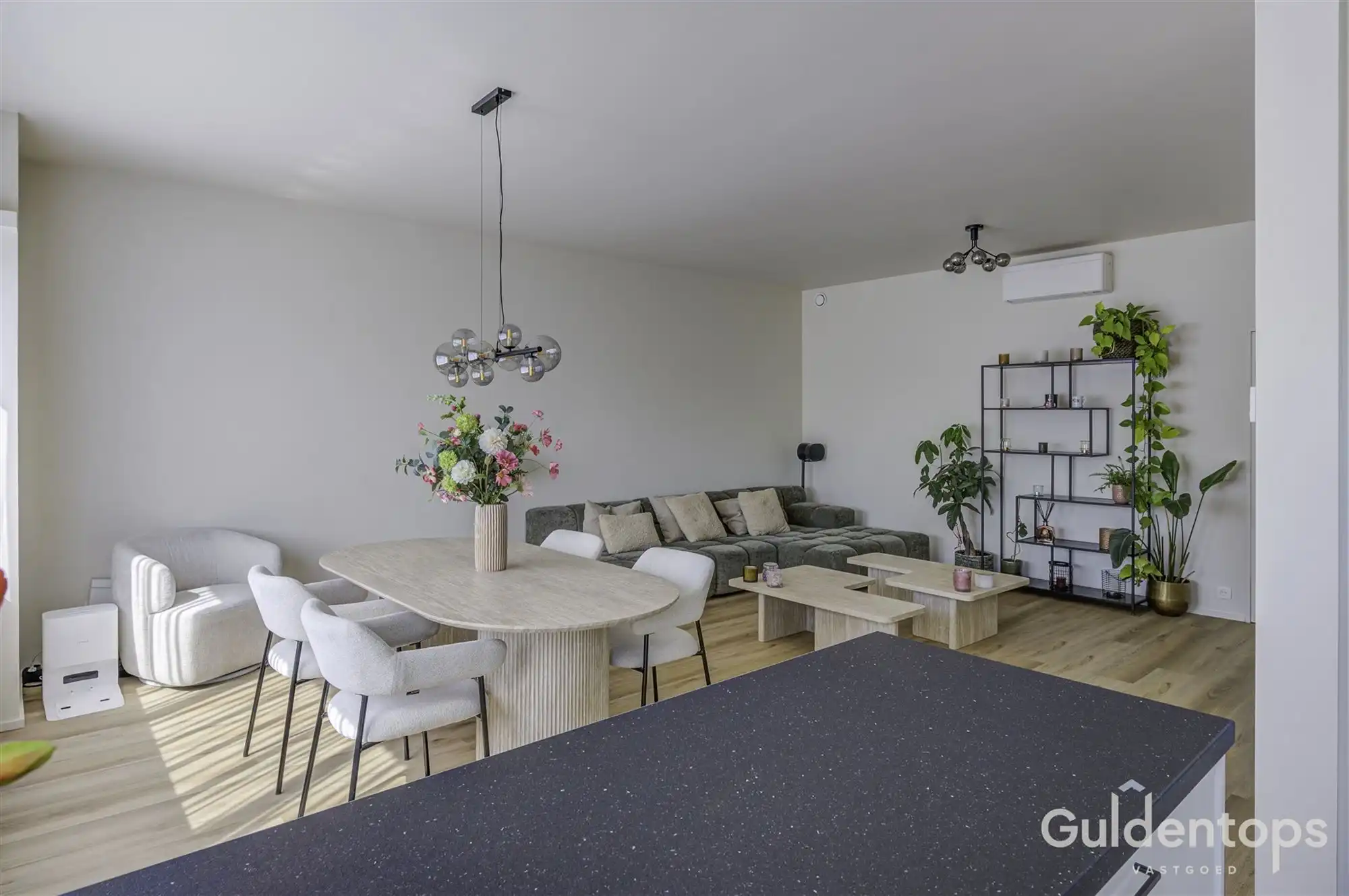 Knap vernieuwd 2 slaapkamerappartement op topligging foto 11