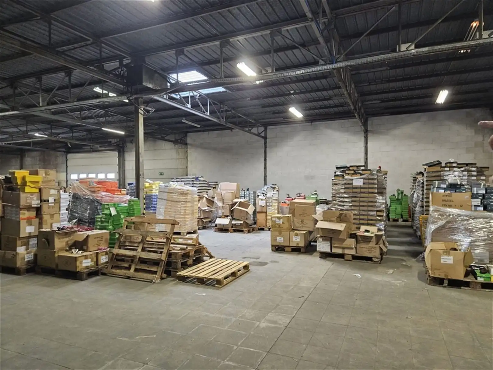 Recent magazijn met laad-en loskades foto 8