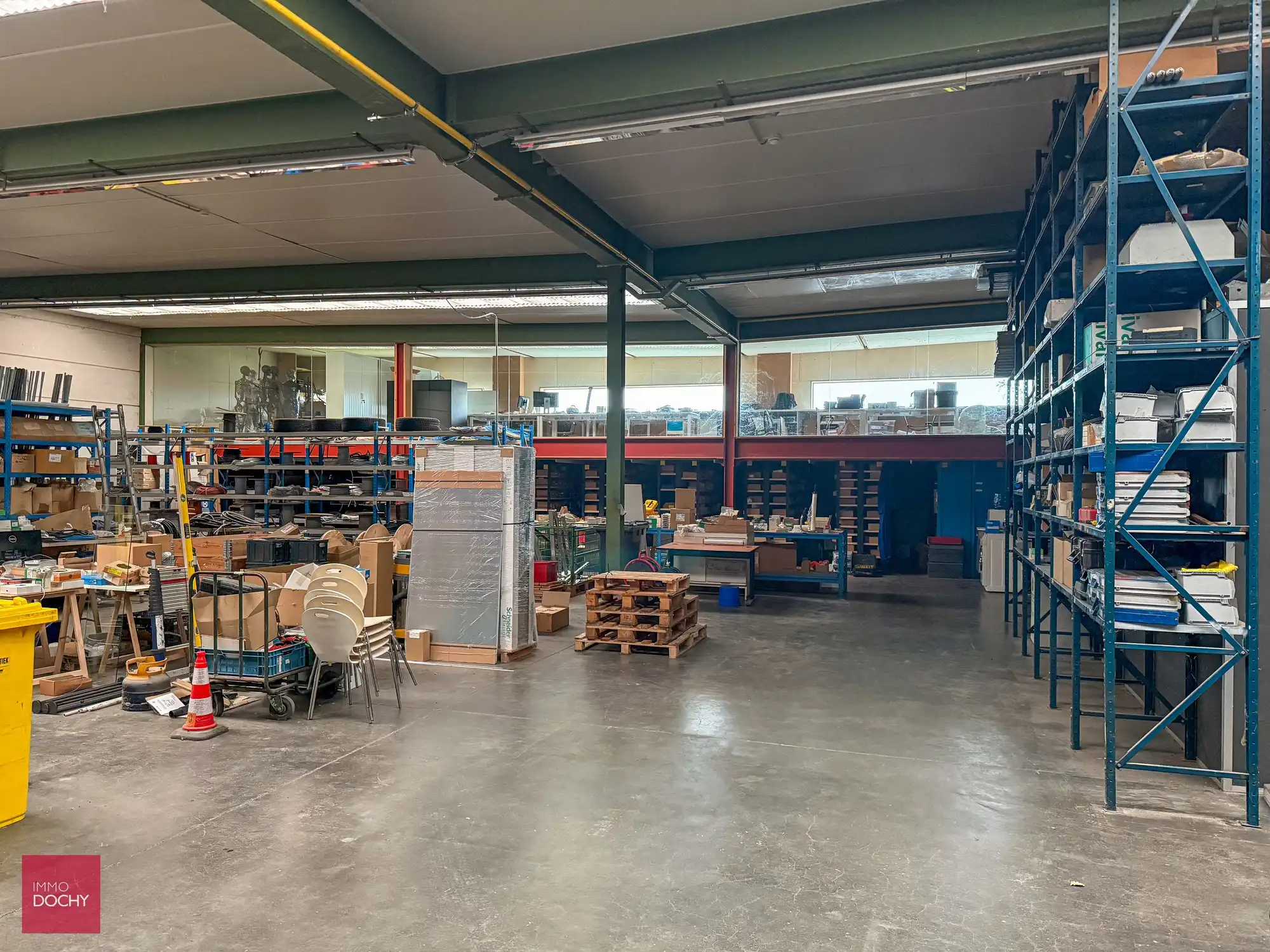 Vlot toegankelijk magazijn / werkplaats met burelen | Wagenaarstraat foto 2