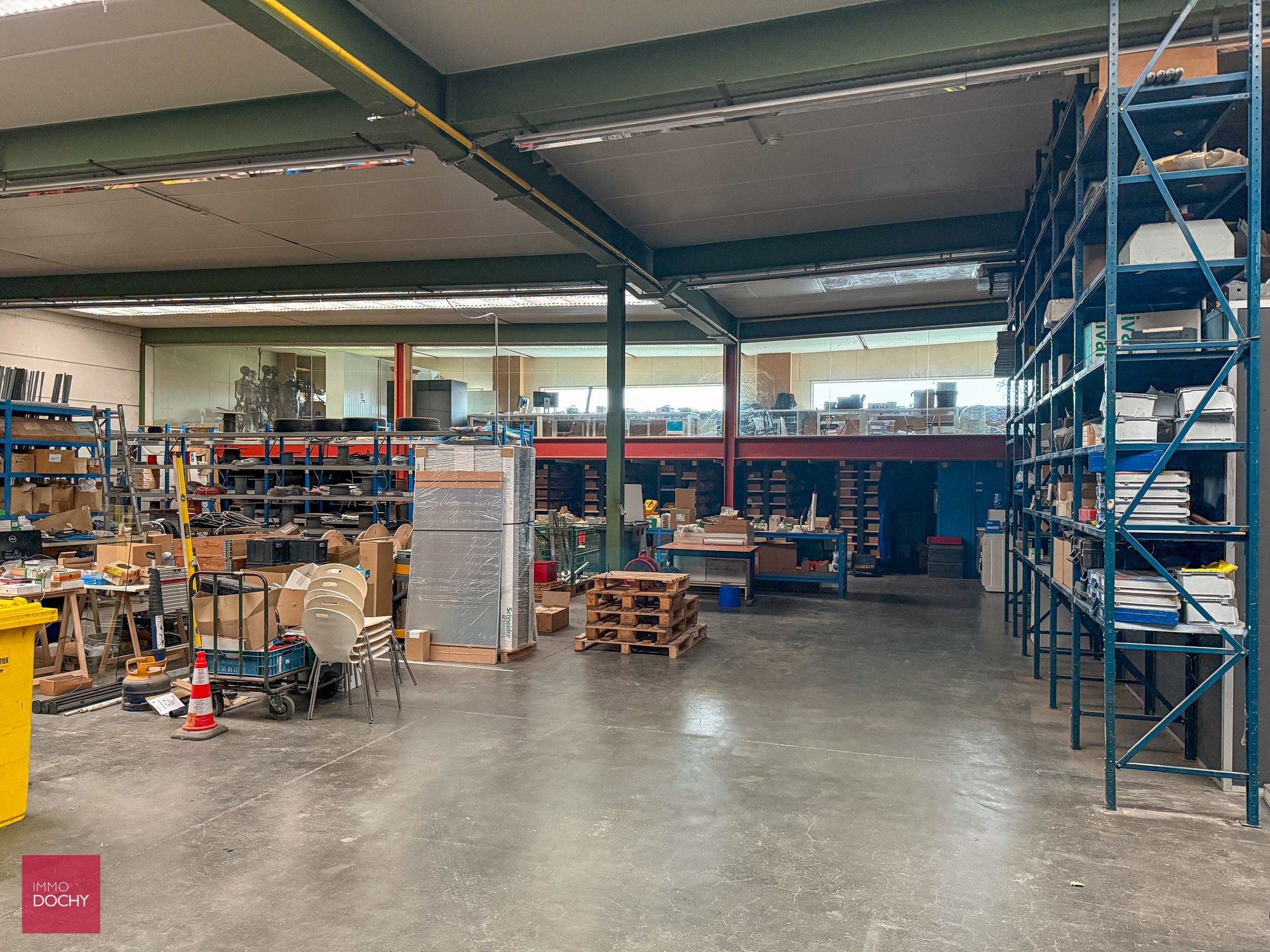 Vlot toegankelijk magazijn / werkplaats met burelen | Wagenaarstraat foto 2