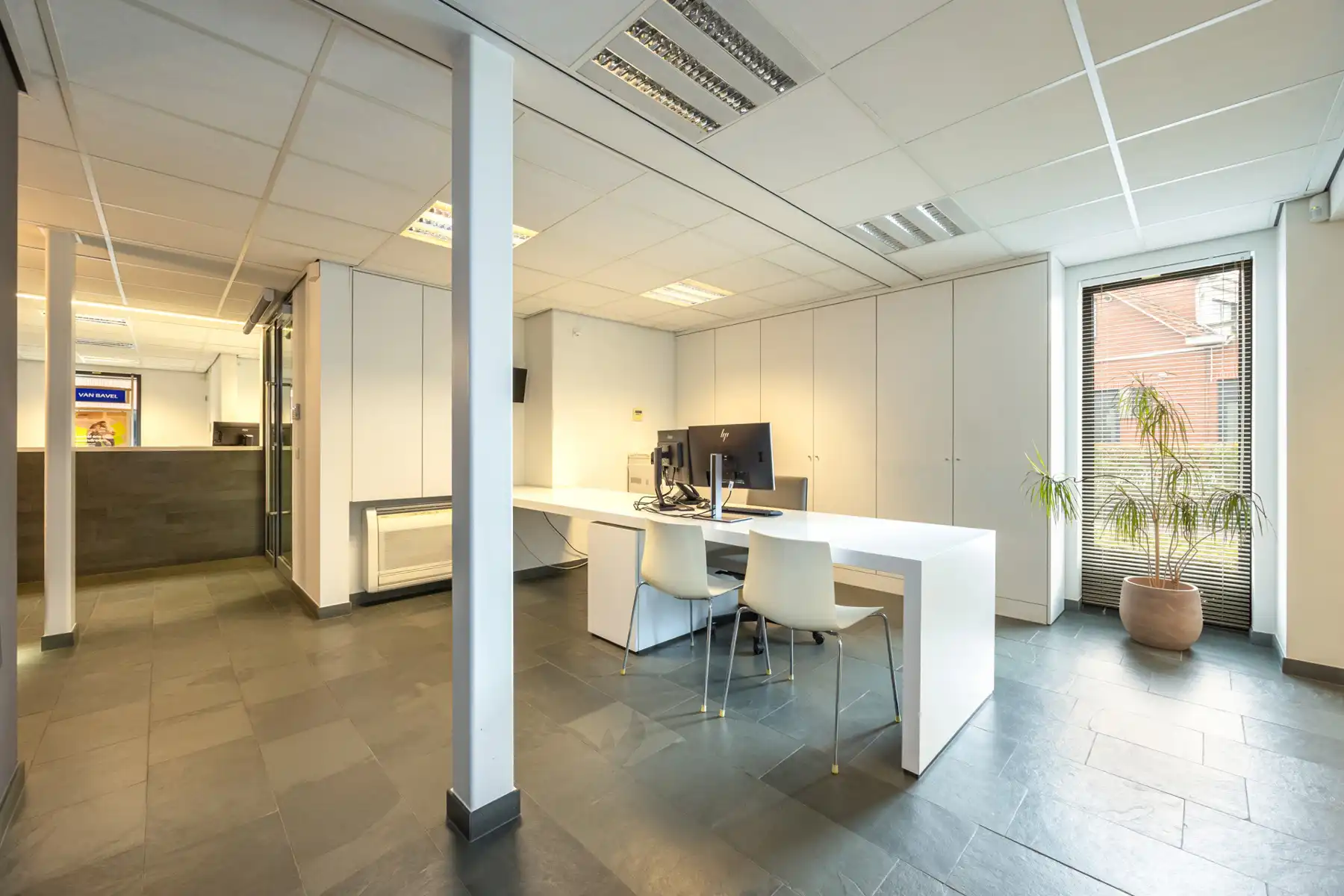 Goed gelegen kantoorruimte (circa 265m²) in het centrum van Meer (Hoogstraten) met parking. foto 9