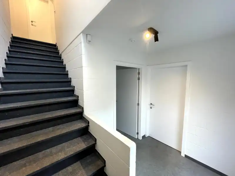 Recent gerenoveerd kantoor met magazijn en 2 privatieve parkeerplaatsen op toplocatie in Melle foto 8