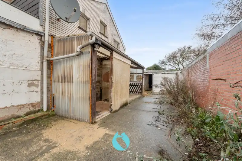 Te renoveren pand in tweede bouwlijn met private oprit en tuin foto 4