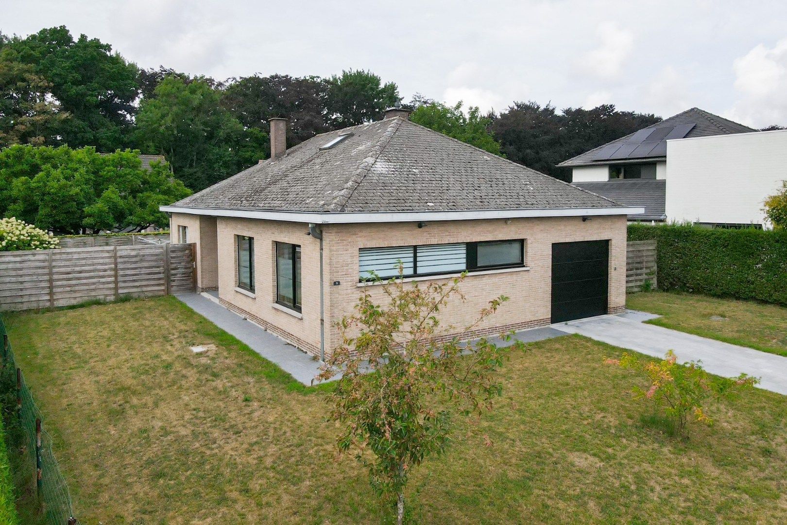 Hoofdfoto van de publicatie: Ruime gezinswoning met grote tuin en 4 slaapkamers in  rustige woonwijk te Gistel