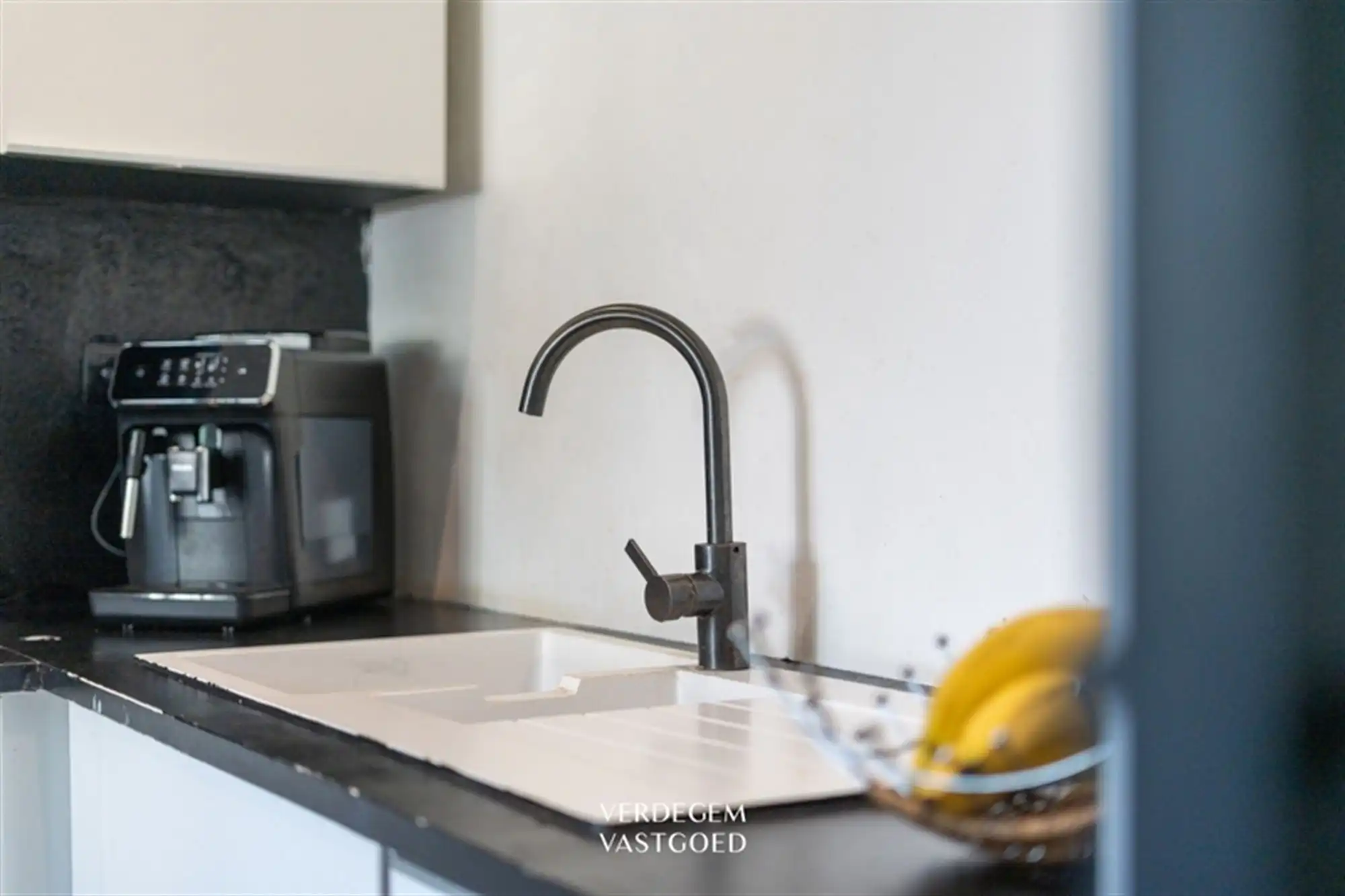 Zeer bereikbare gezinswoning met 4 slaapkamers en paadje naar zonnige tuin foto 5