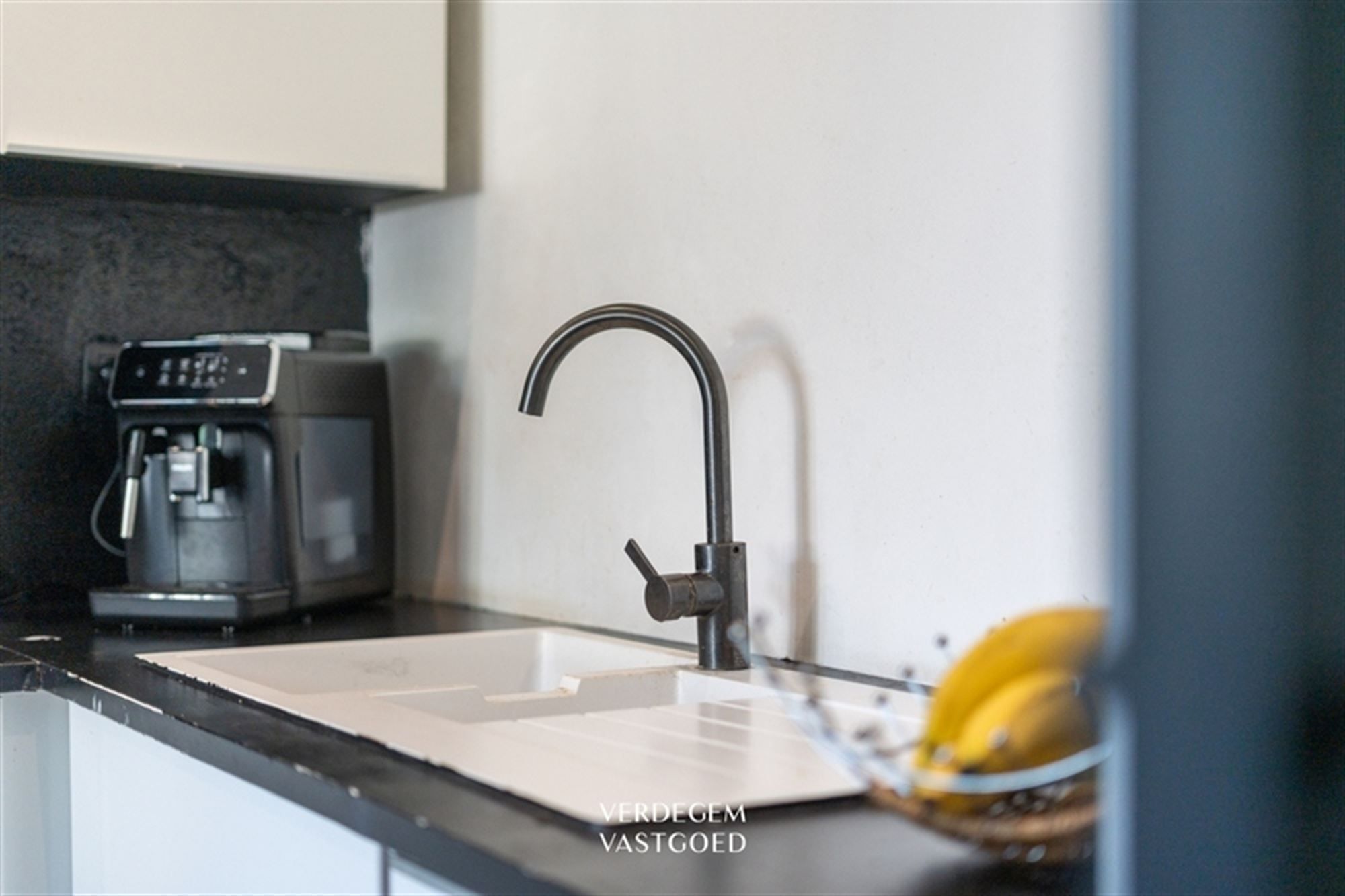 Zeer bereikbare gezinswoning met 4 slaapkamers en paadje naar zonnige tuin foto 5