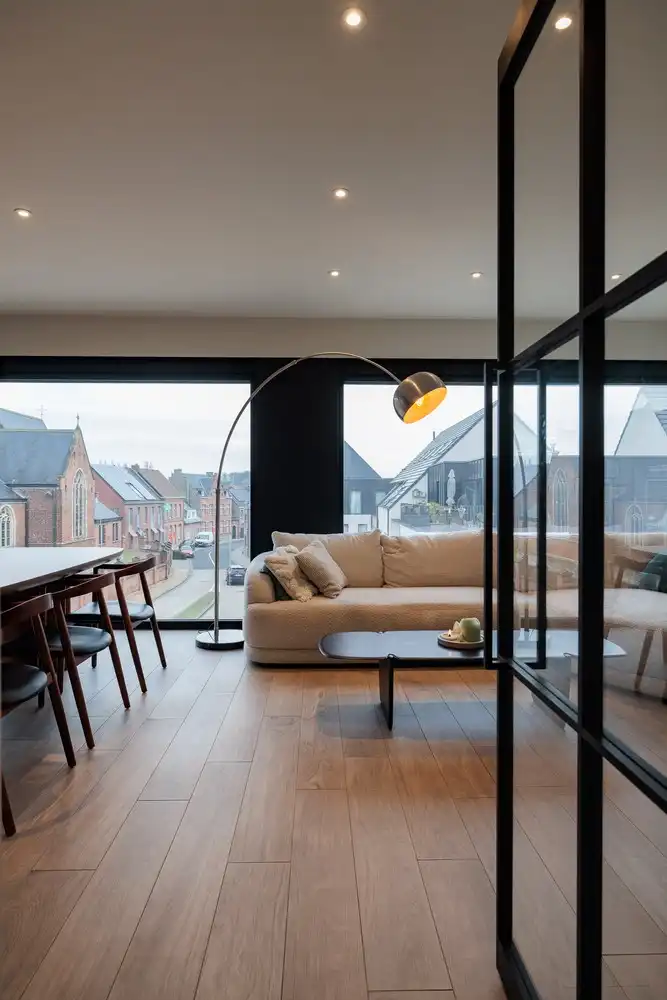 Recent en lichtrijk 2-slaapkamerappartement met garage foto 3