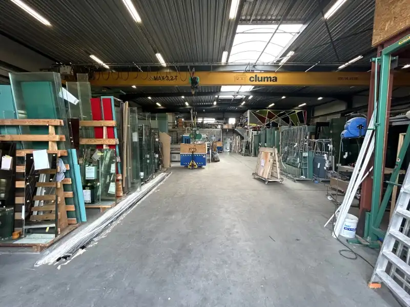 Bedrijfsgebouw van ca. 700 m² + mezzanine + kantoren en buitenopslag op topligging foto 4