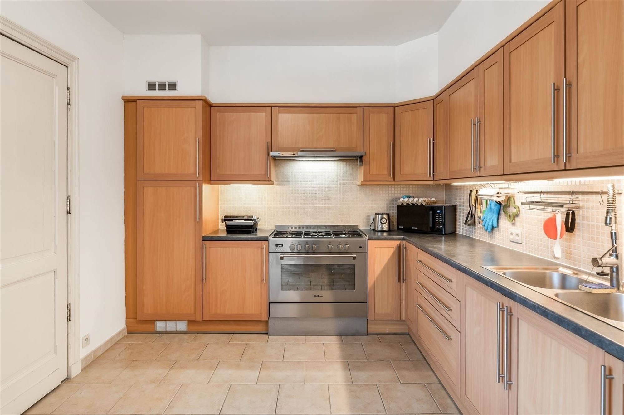 PRACHTIG INSTAPKLAAR HERENHUIS IN GEEL CENTRUM  foto 7