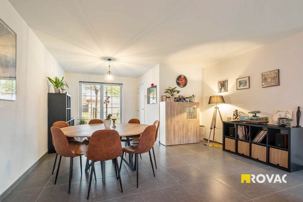 Recente en instapklare woning met 4 slaapkamers in een rustige woonomgeving foto 2