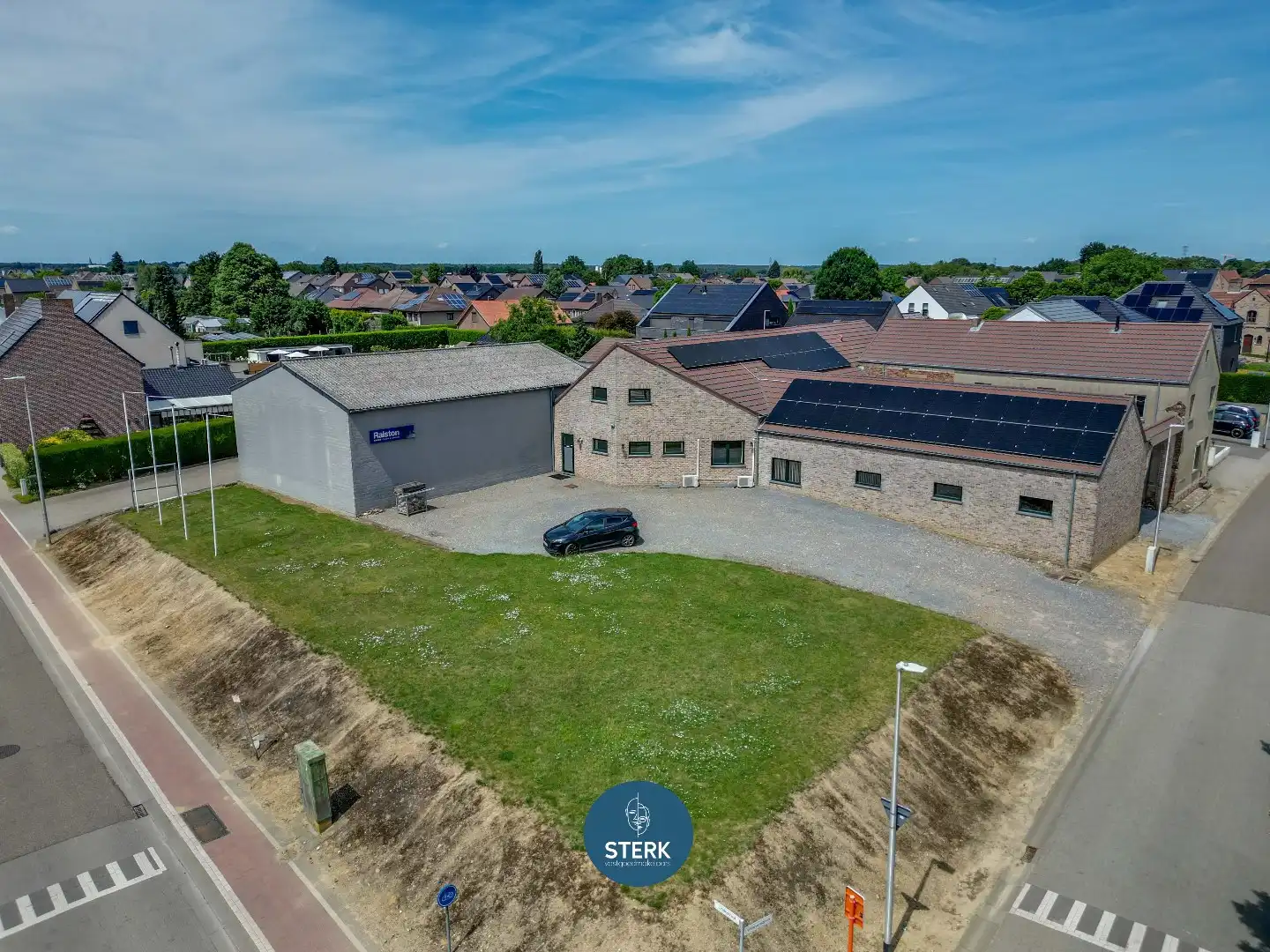 TE RENOVEREN HOEVE MET UITZONDERLIJKE BIJGEBOUWEN OP EEN RUIM PERCEEL !  foto 3
