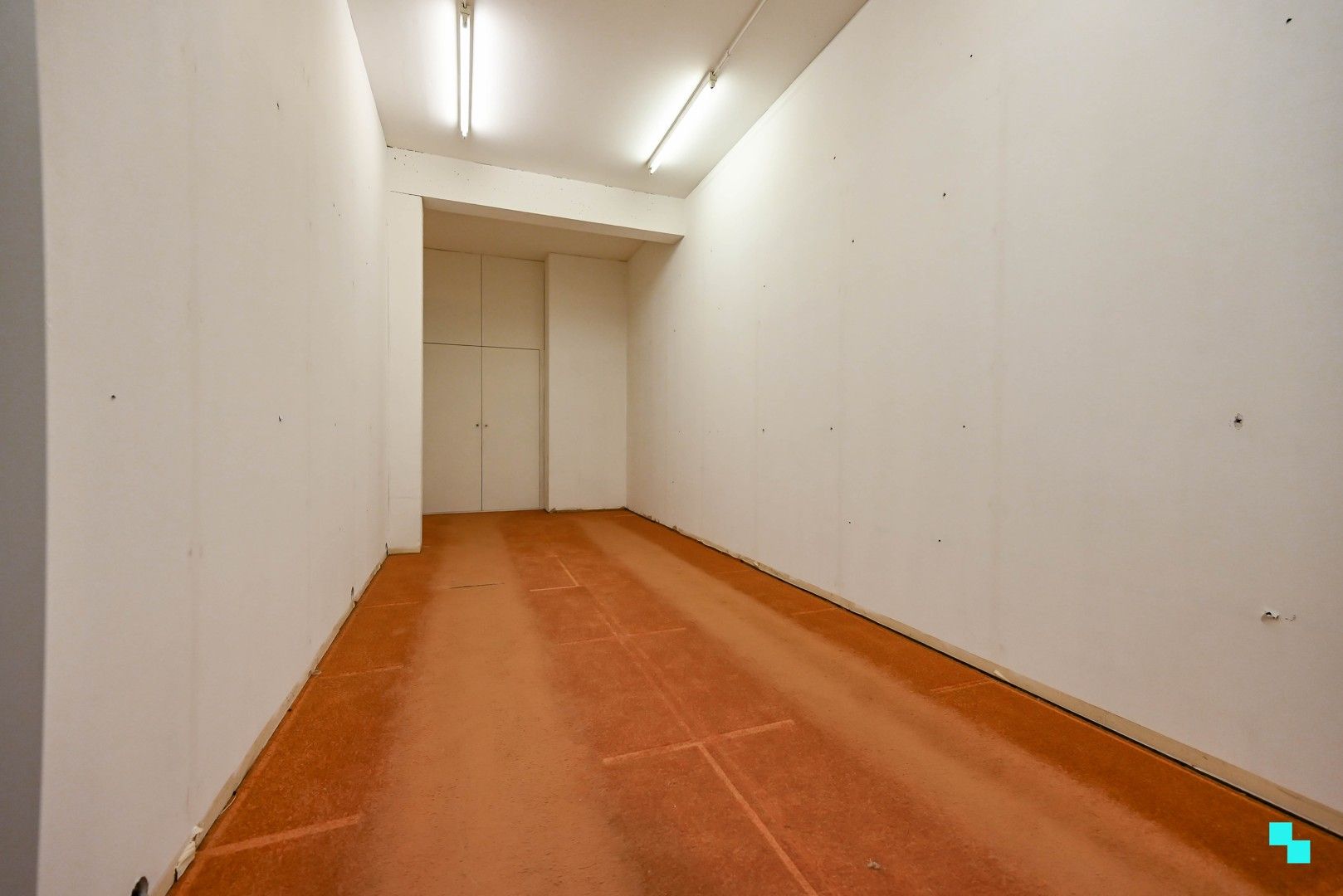 Centraal gelegen handelspand met etalage in hartje Lendelede foto 13