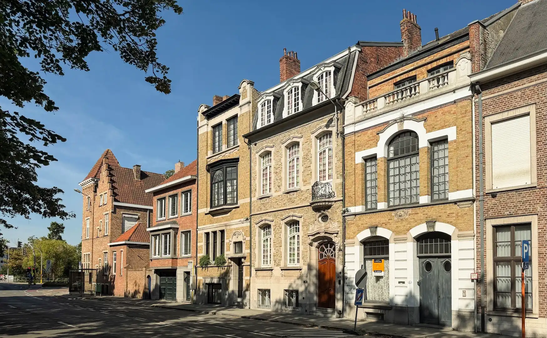 architecturale parel met zonnige stadstuin nabij de Ezelpoort foto 3