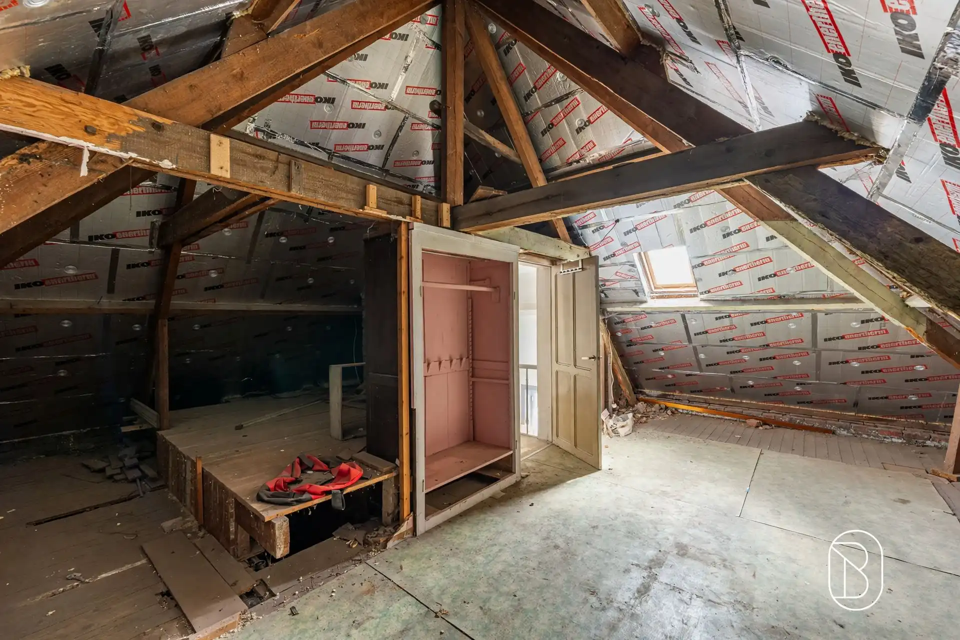 Topgelegen verhuurd handelspand met appartement. foto 18