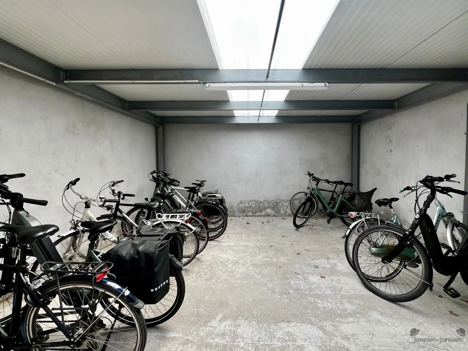 Nieuwbouw appartement glkvlrs met tuin, carport en buitenberging foto 13