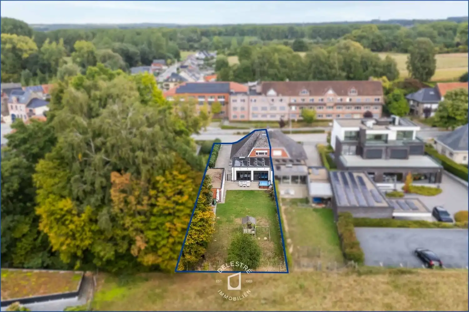 ** IN OPTIE **&nbsp;GERENOVEERDE WONING MET 6 SLPK. EN TUIN foto 3