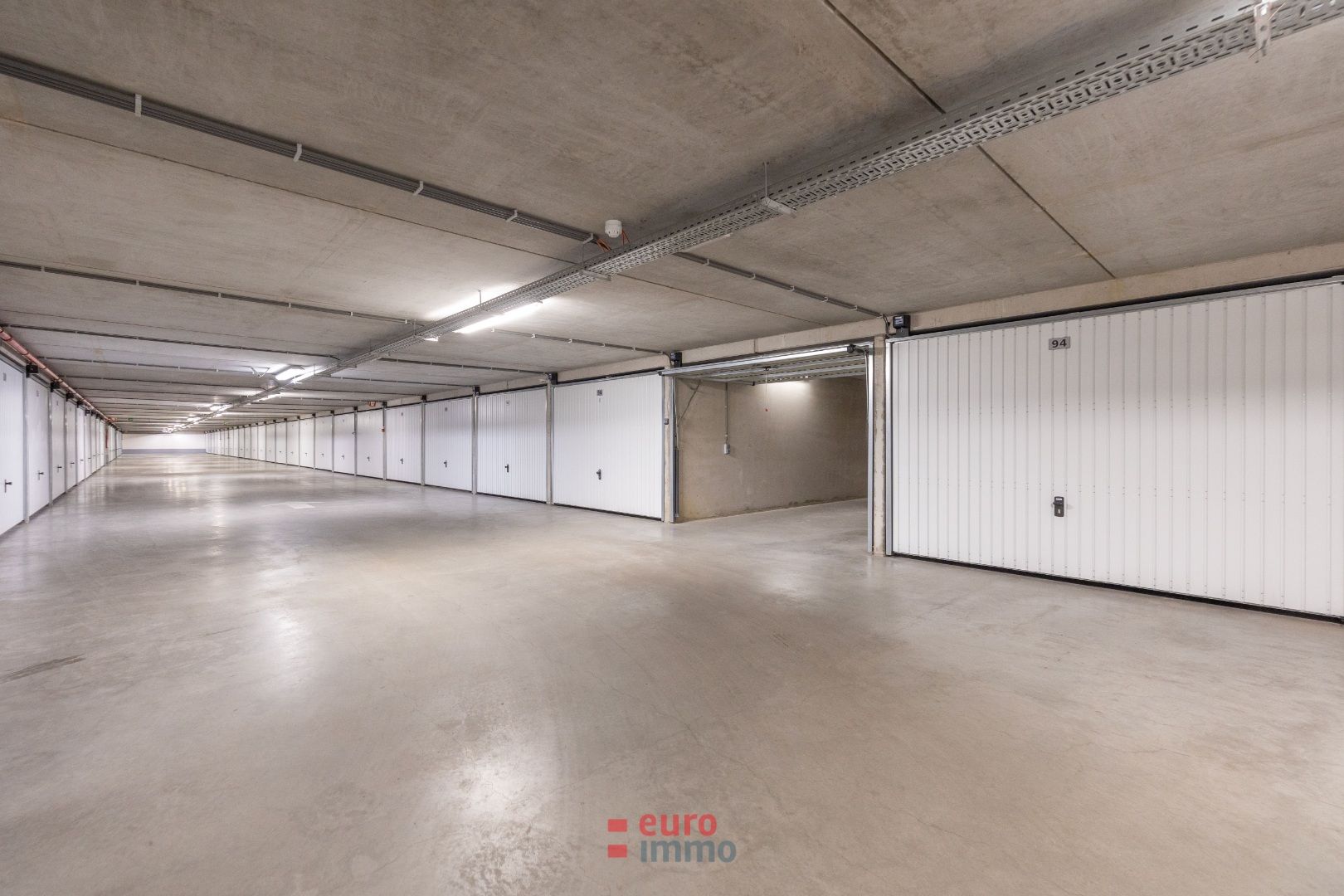 Goed gelegen en zéér vlot inrijdbare garagebox! foto 5