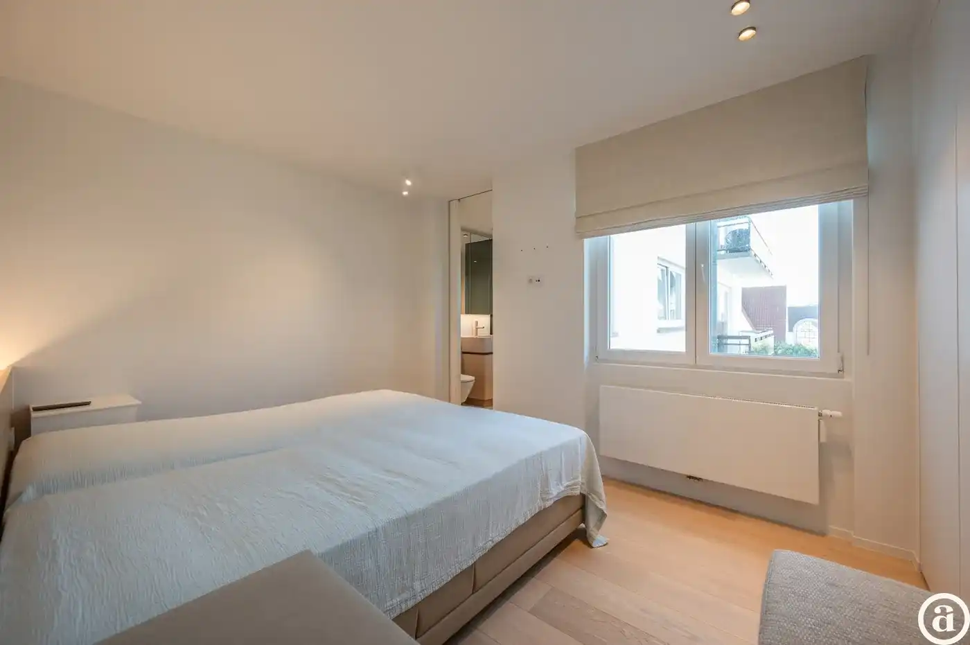 Luxueus gerenoveerd hoekappartement met zeezicht vlakbij de wandeldijk in het Zoute. foto 24