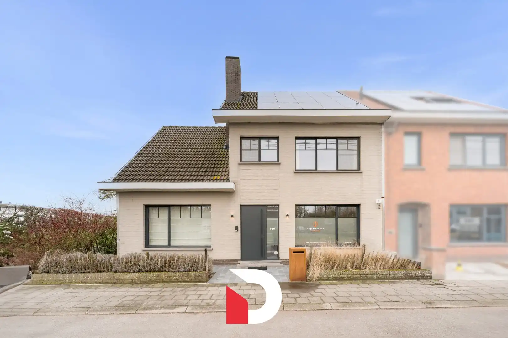 Ruime en volledig instapklare halfopen woning met praktijk op 960 m² grond foto 3