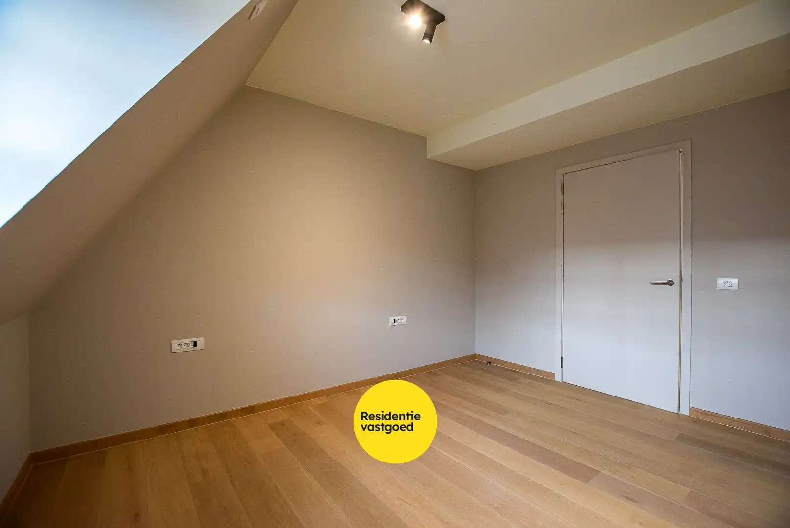 Uiterst goed onderhouden assistentieflat (55m² + 11m² terras) met 1 slaapkamer te Nieuwpoort.  foto 8