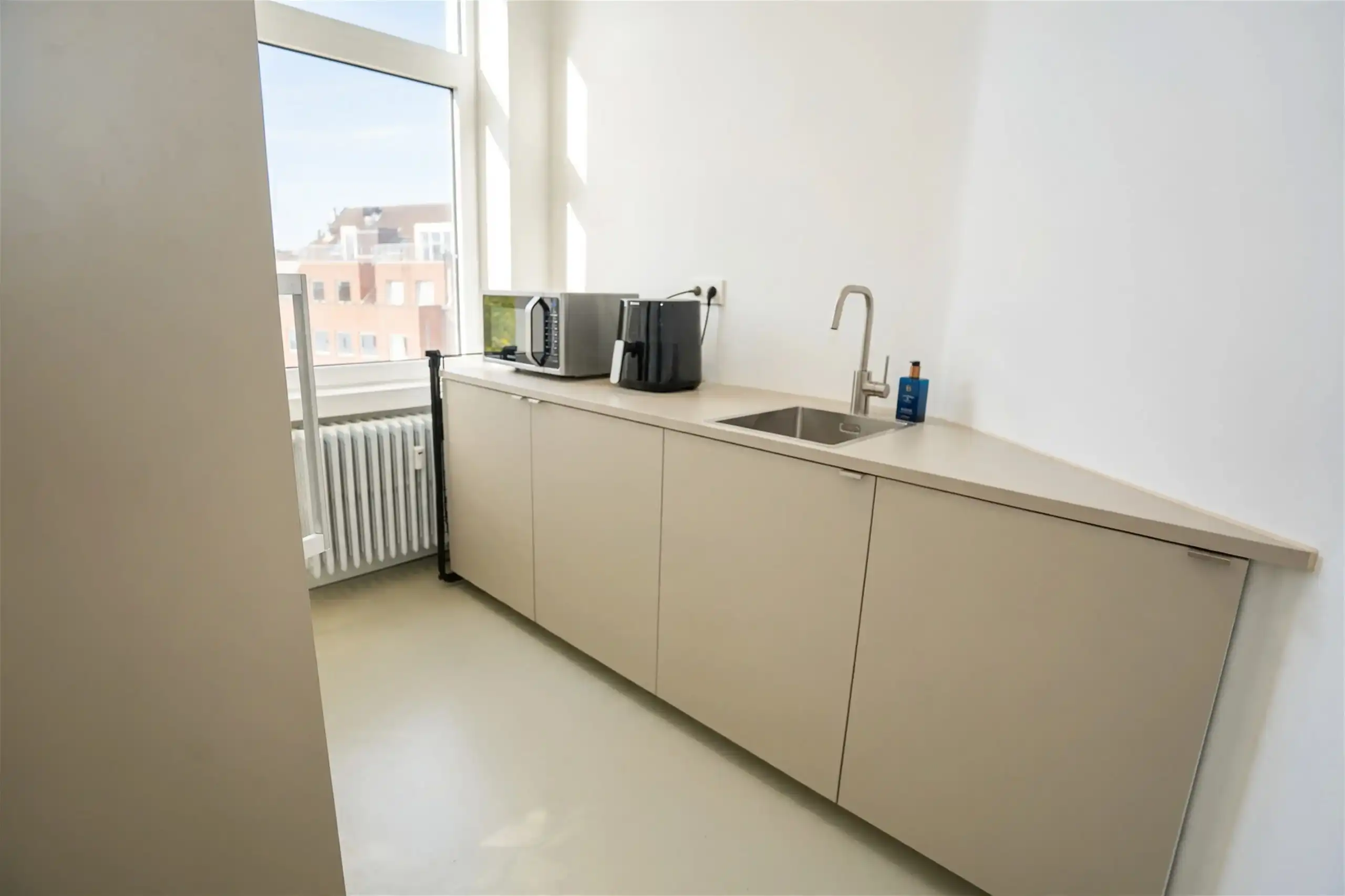 Architecturaal appartement met uitzicht op de boomkruinen foto 28