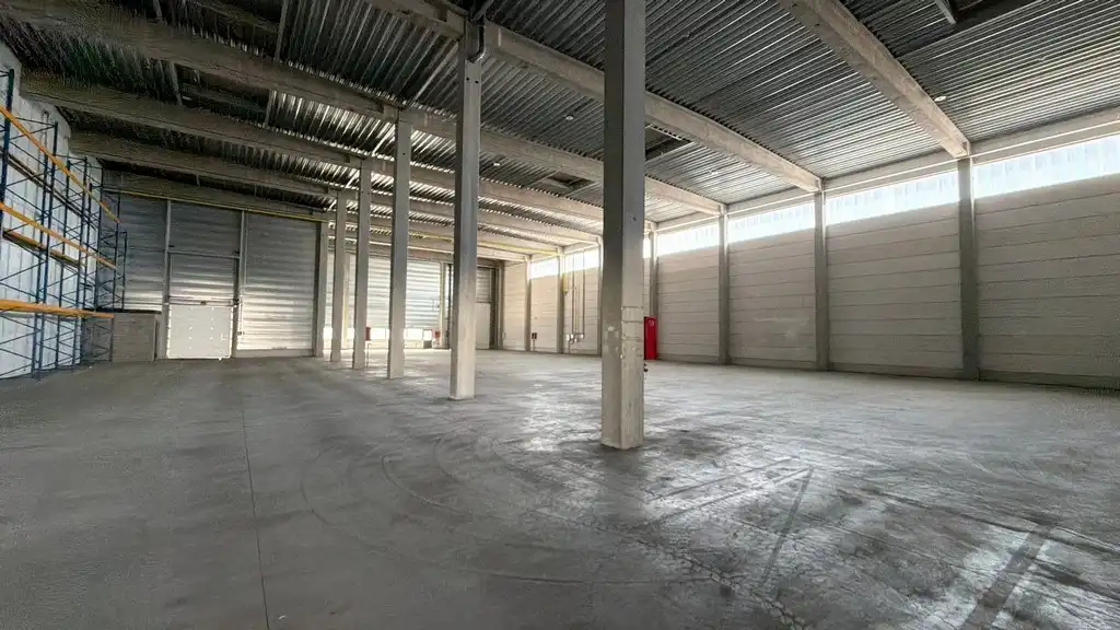 Magazijn met laadkades en kantoor te huur in Malle foto 12