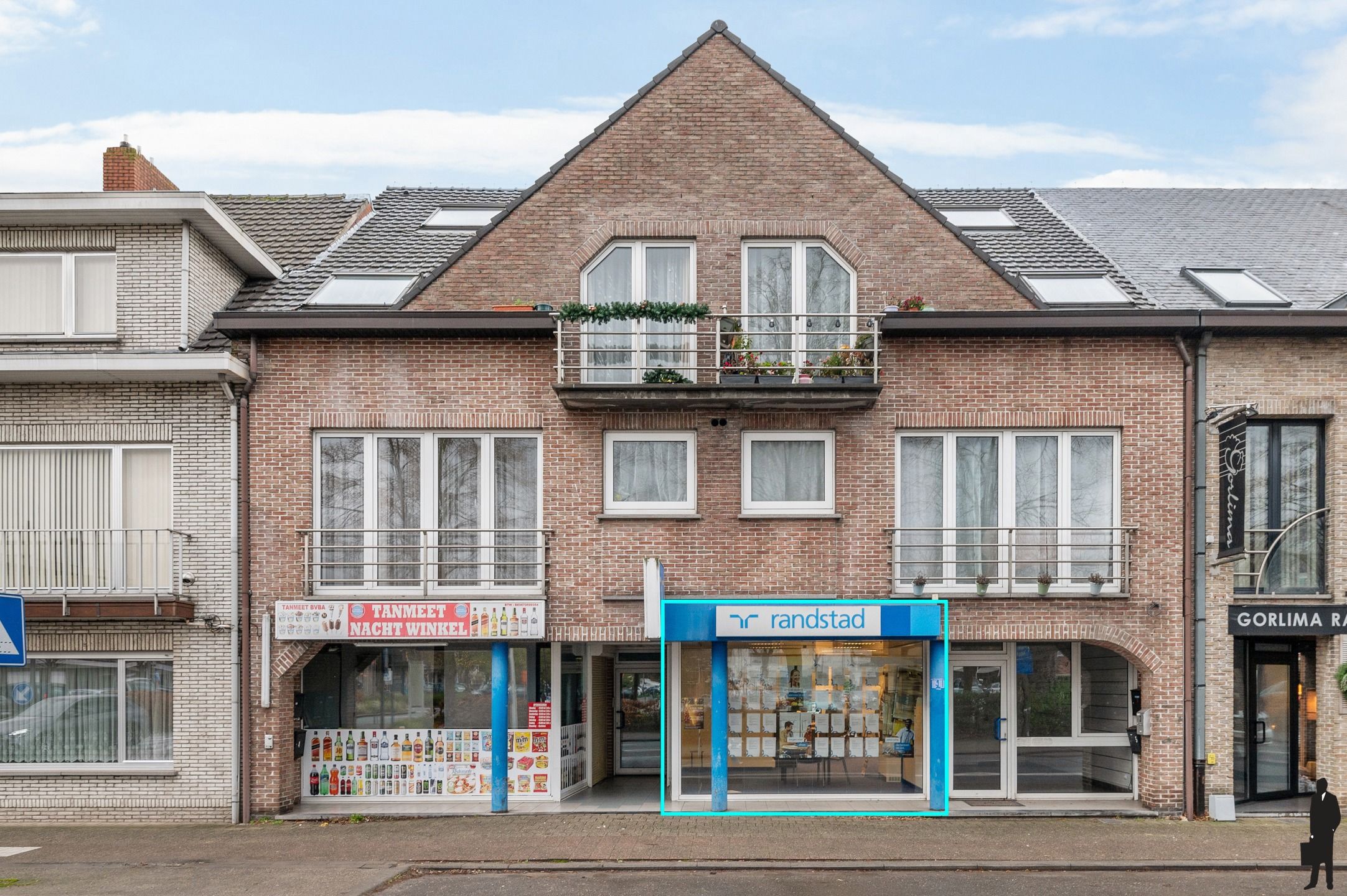 Centraal gelegen commerciële ruimte aan het marktplein te Kalmthout! foto {{pictureIndex}}