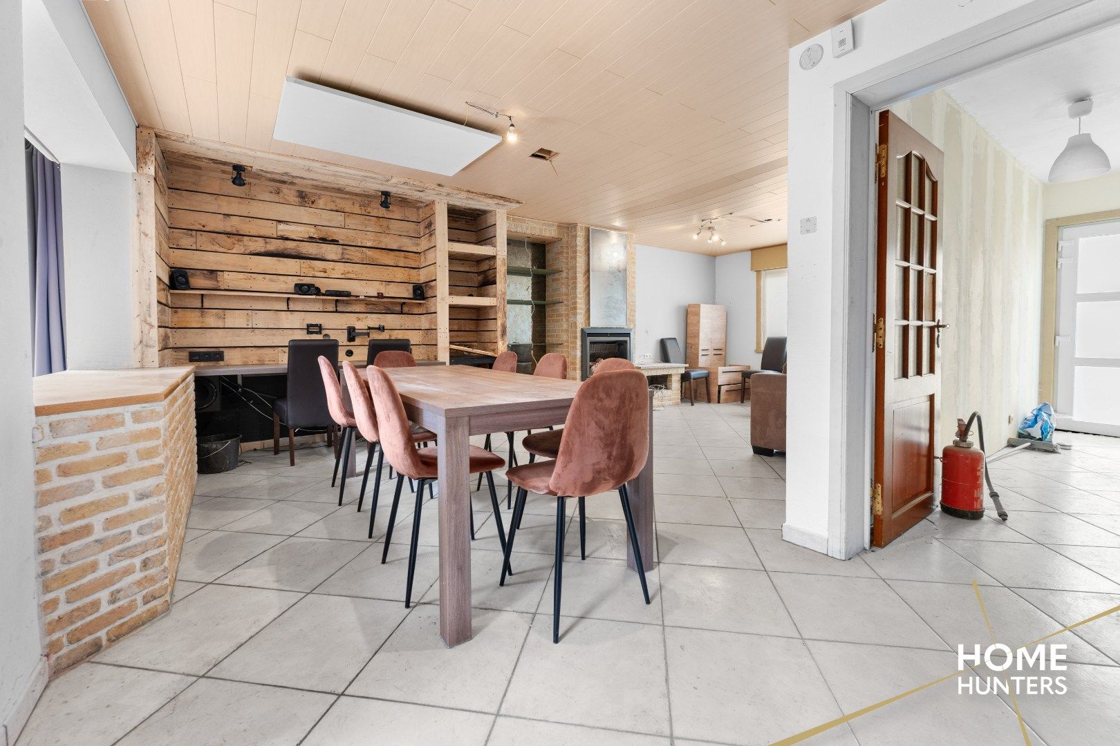 Ruime hoekwoning met potentieel te Roeselare! foto 2