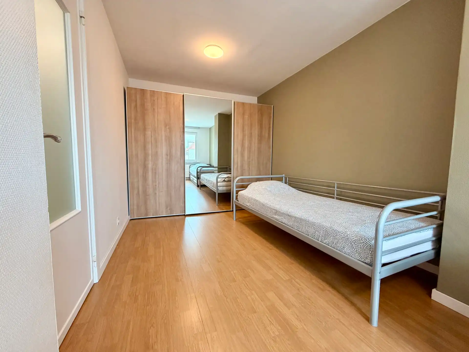 DE PANNE – Instapklare gerenoveerde woning met 4 slpk., grote garage, op wandelafstand van zee, bos en tram.  foto 25
