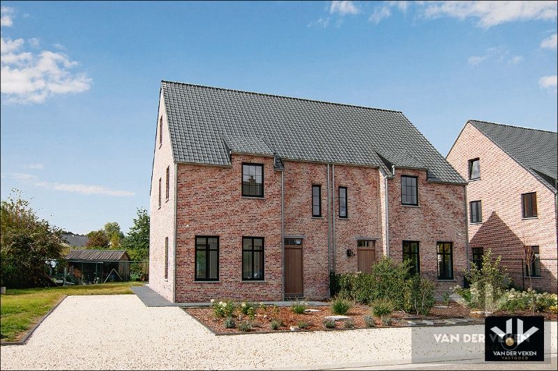 Totaal en hoogwaardig afgewerkte, moderne pastoriestijl nieuwbouwwoning op een steenworp van het natuurgebied 'Dautenweyers' te Diepenbeek foto {{pictureIndex}}