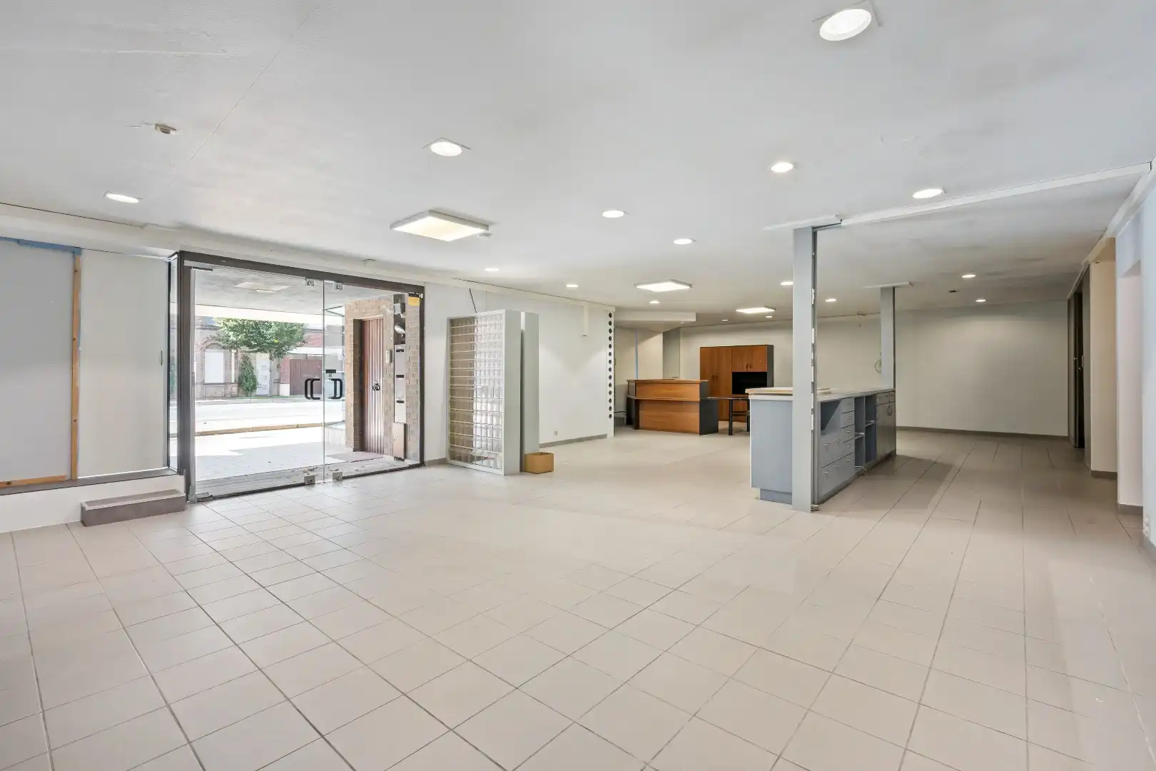 Handelsruimte (260m²) op commerciële toplocatie. foto {{pictureIndex}}