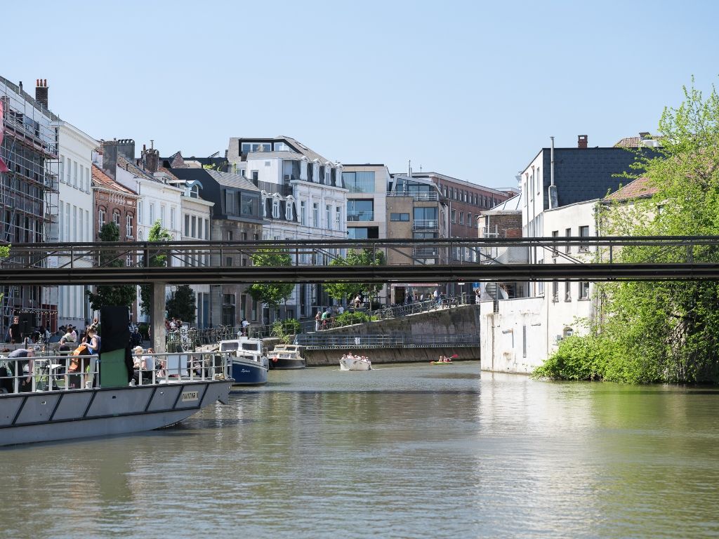 Architecturale handelsruimte op een absolute toplocatie foto 15