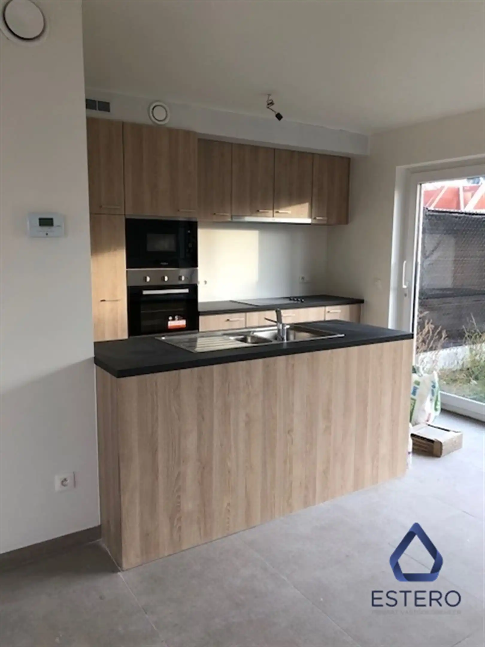 Recente halfopen woning met 3 slaapkamers en tuin foto 5