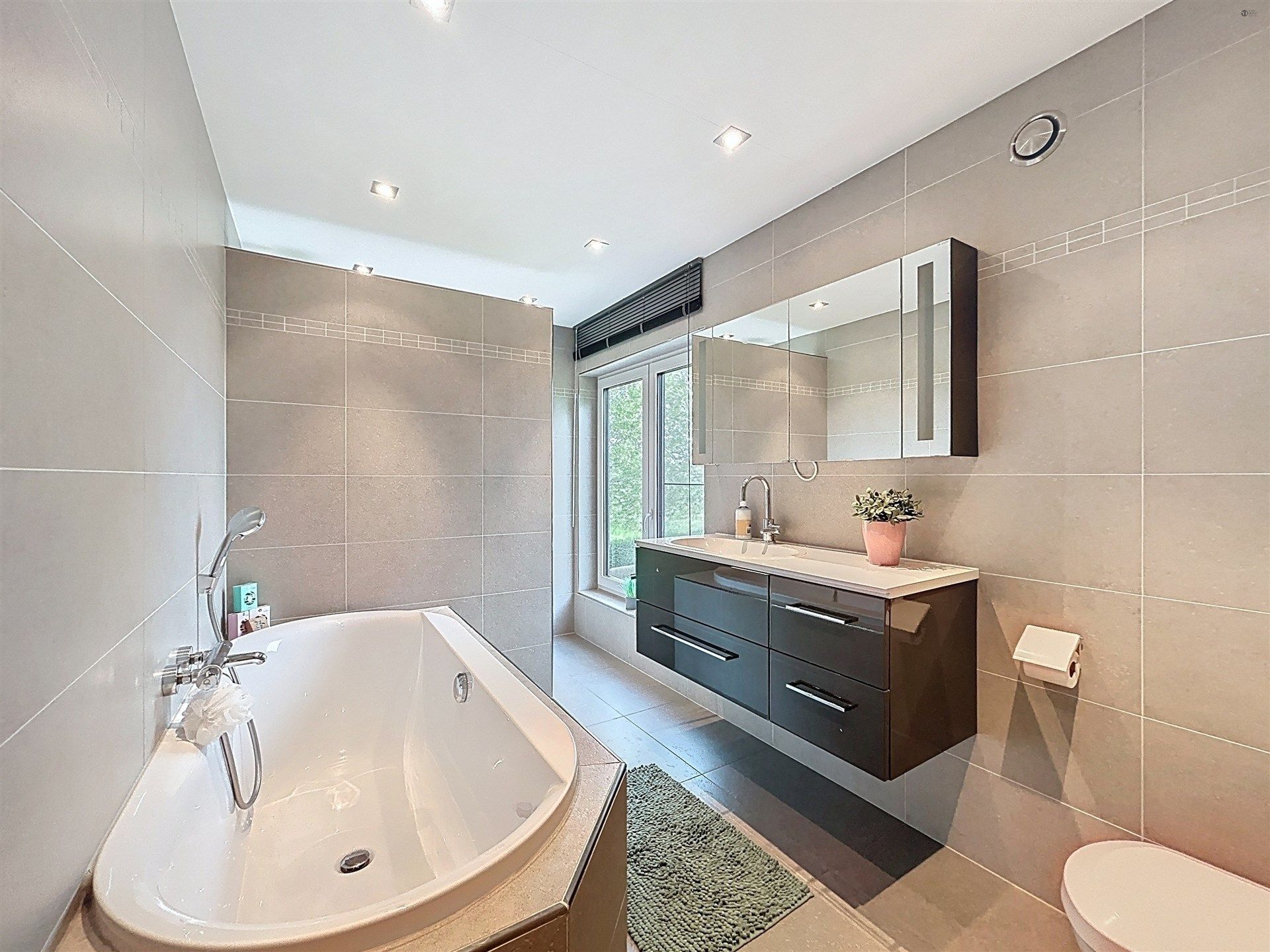 Prachtige villa met 5 slaapkamers, garage en verwarmd zwembad op perceel van 5864 m². foto 15