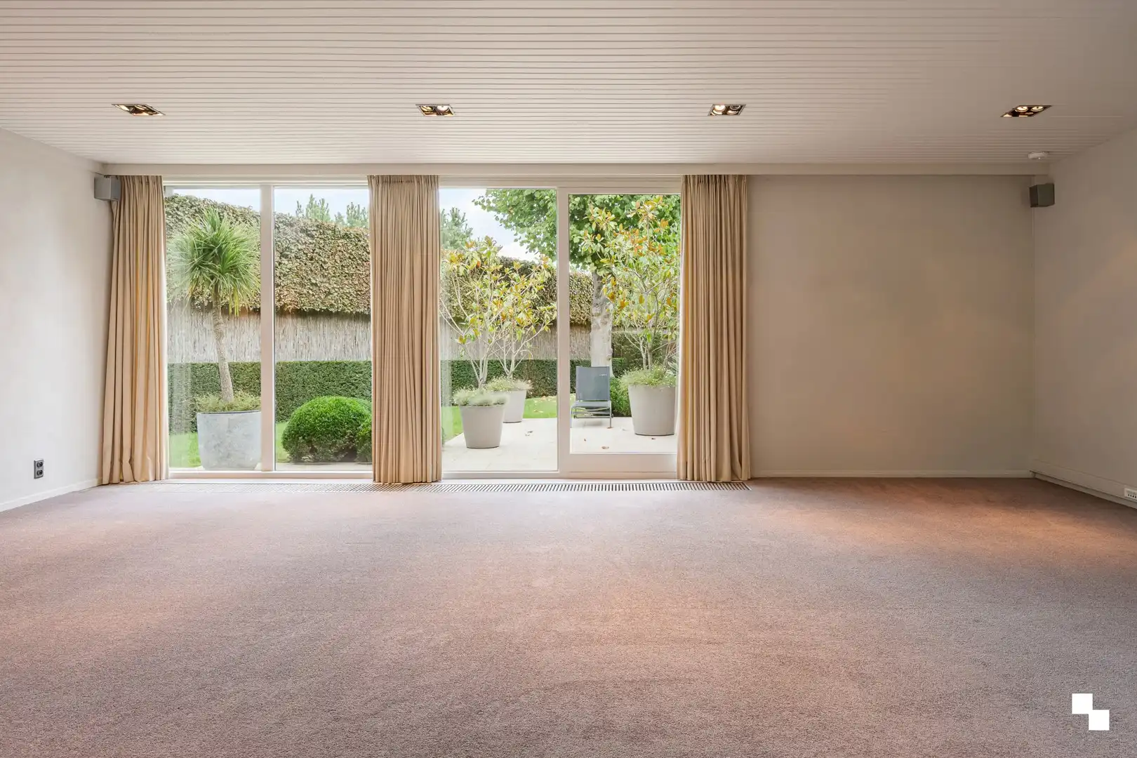 Een eigendom vol mogelijkheden: van veelzijdig pand tot prachtige villa te Izegem foto 9
