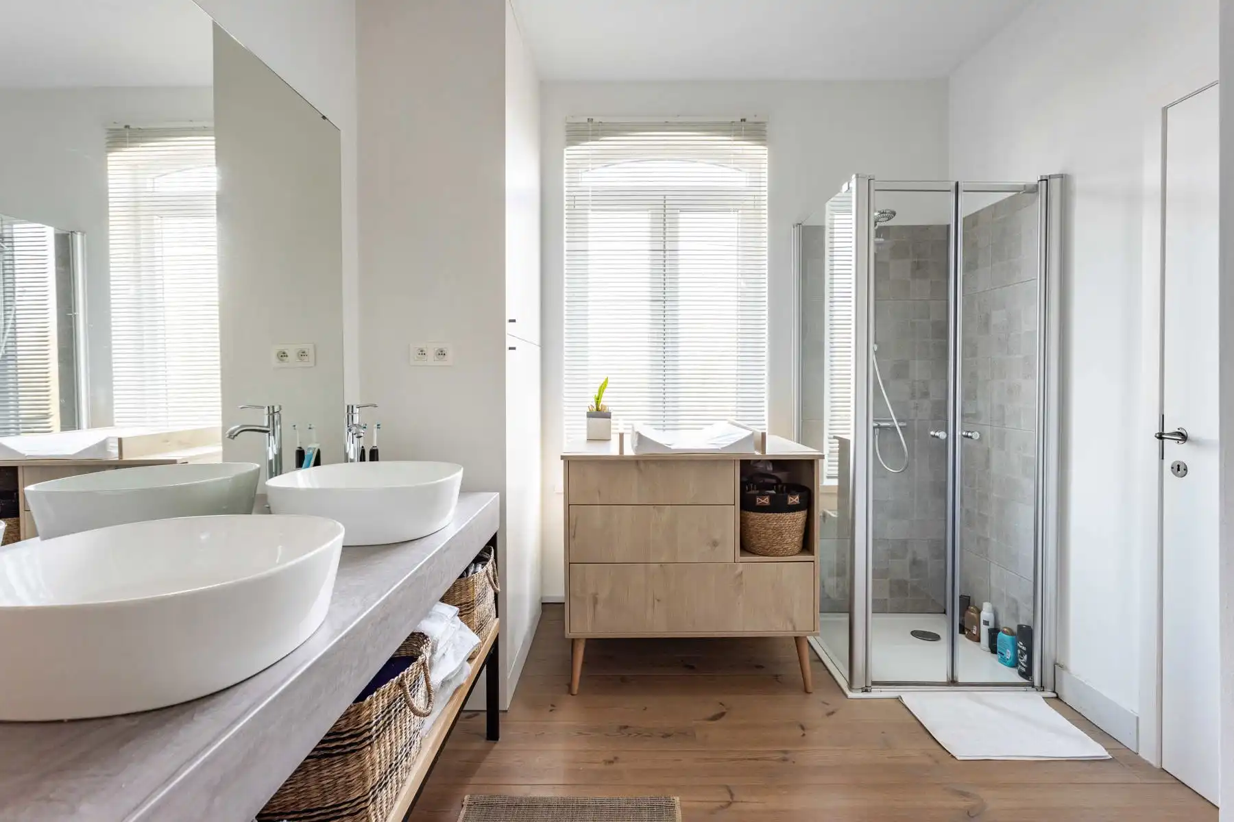 Instapklare totaal gerenoveerde woning in verkeersluwe straat! foto 16