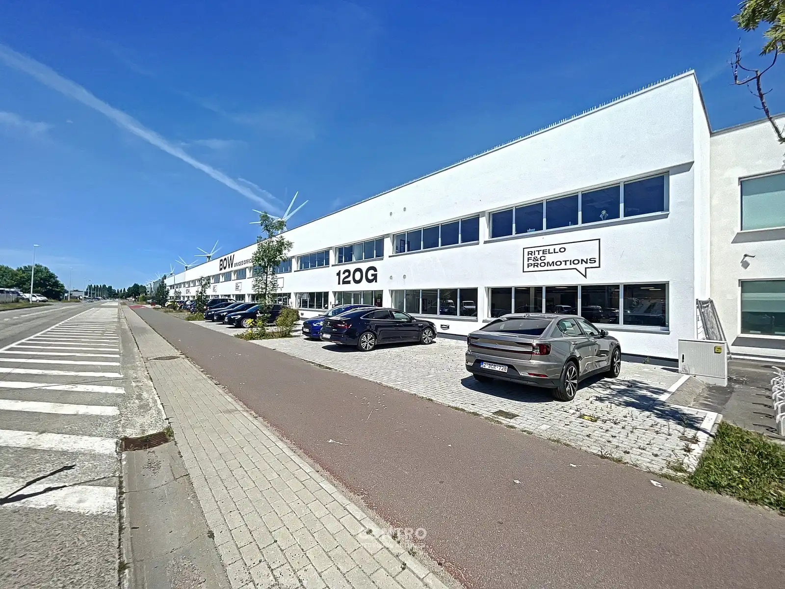 Kwalitatief afgewerkte KANTOORRUIMTE (254m²) op het gelijkvloers met private parkeergelegenheid (inclusief laadpalen)! foto {{pictureIndex}}