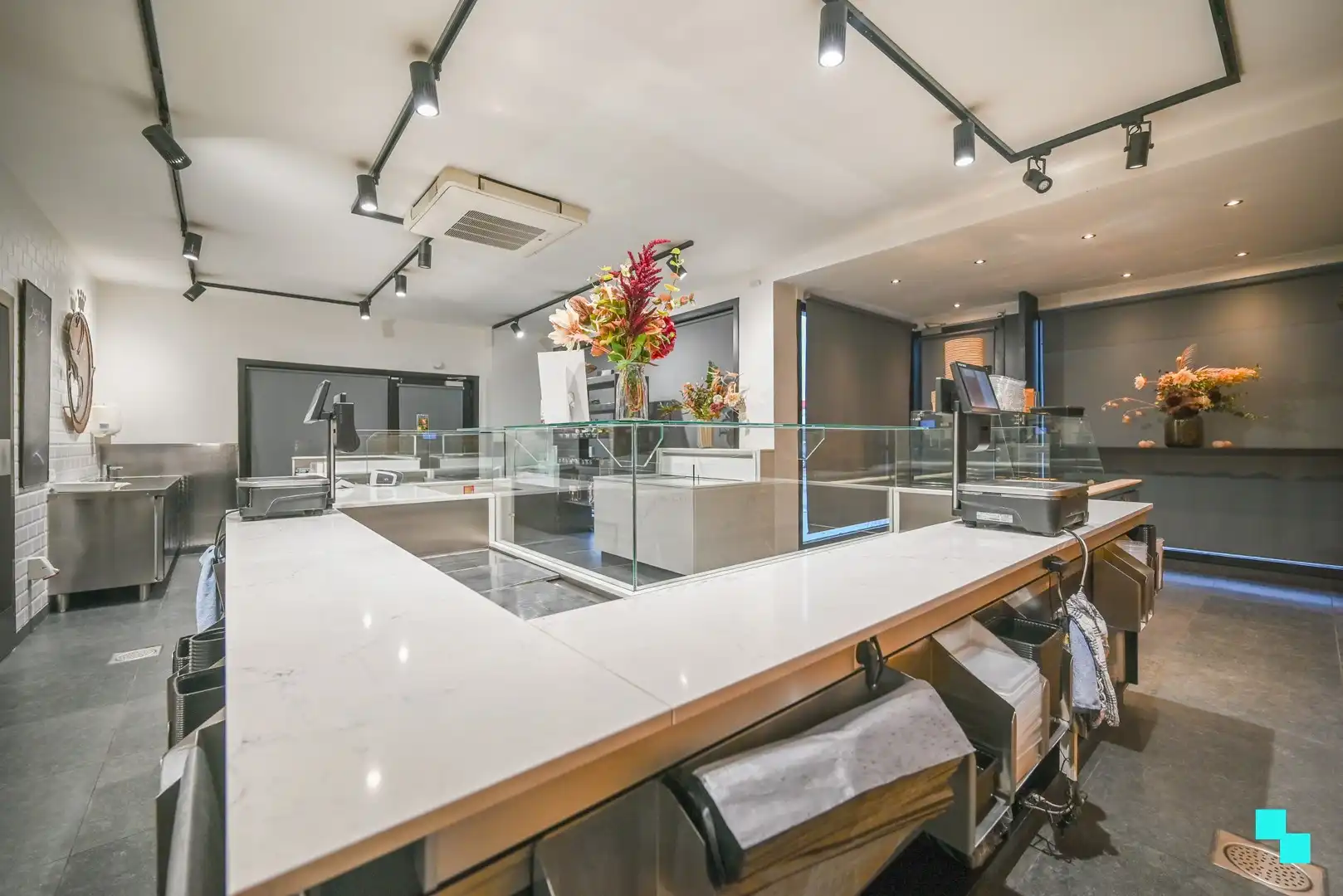 Multifunctionele handelszaak met loods en appartement in Anzegem! foto 3