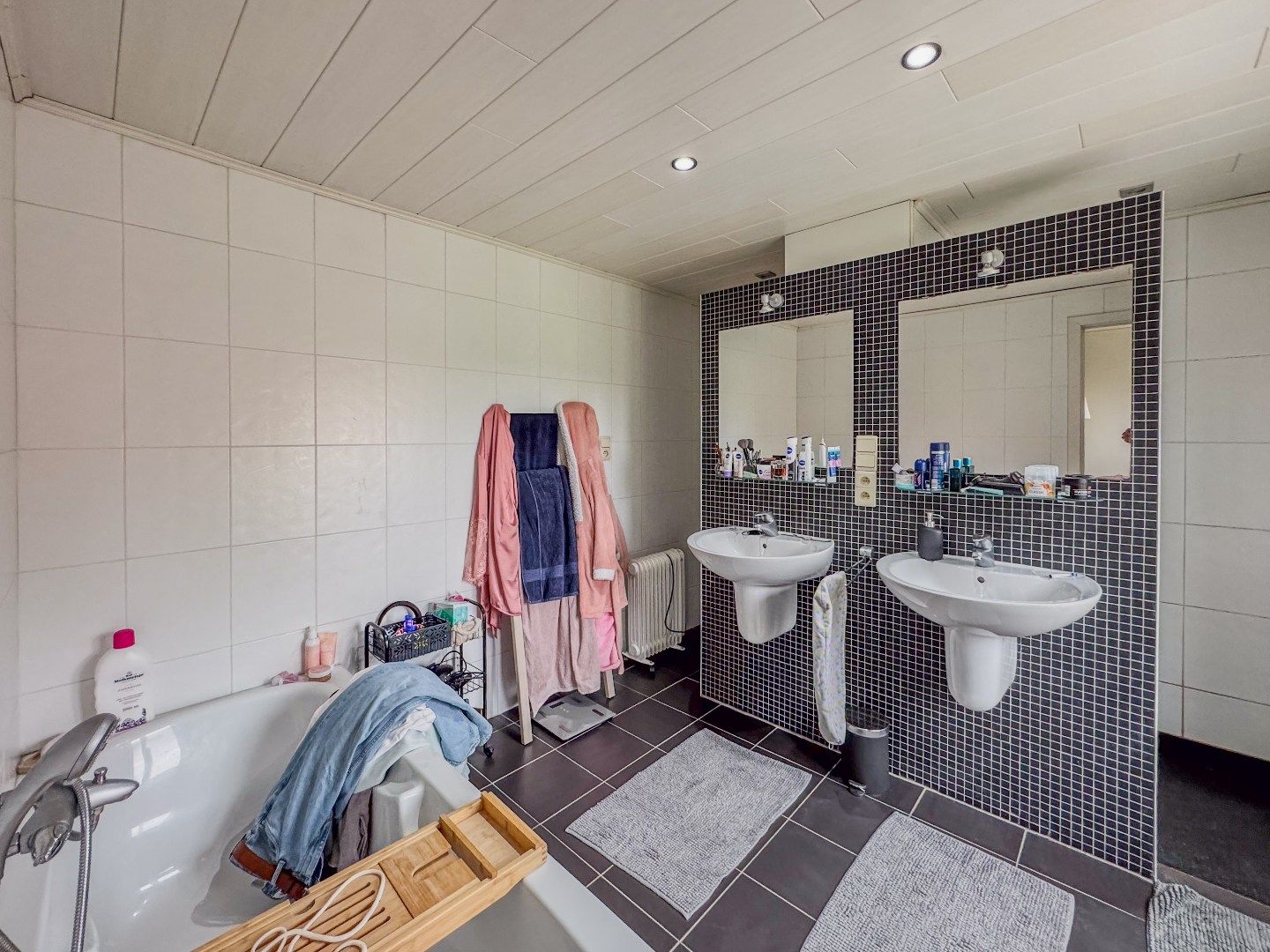Prachtig gerenoveerde woning met 4 slaapkamers, dubbele carport en tuin. foto 14