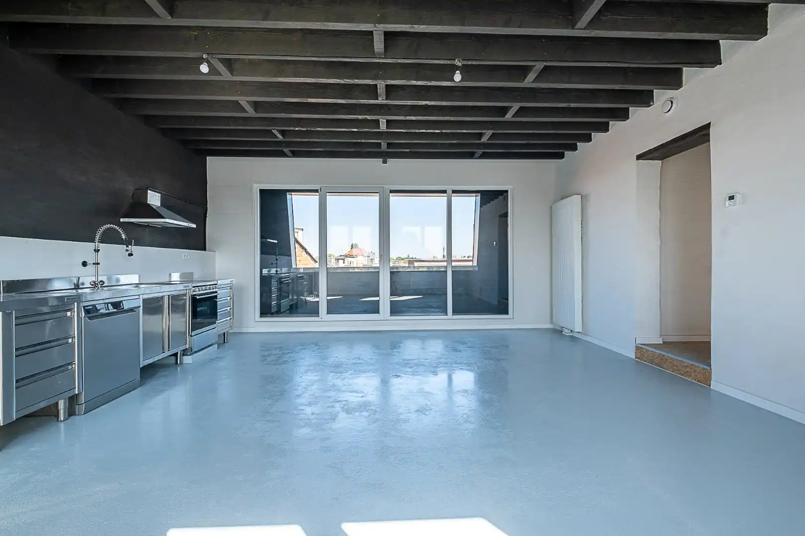 Genieten op hoogte: lichtrijk dakappartement met terras foto 4