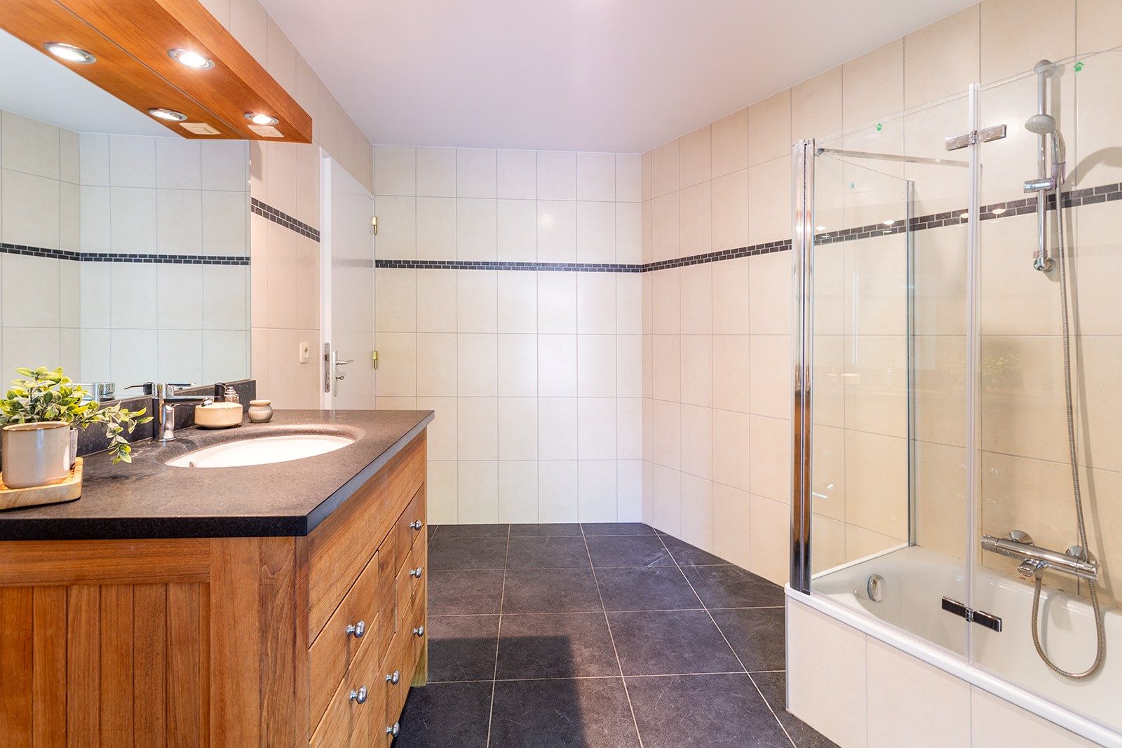 Ruim en prima gelegen appartement met tuin te Boechout foto 18