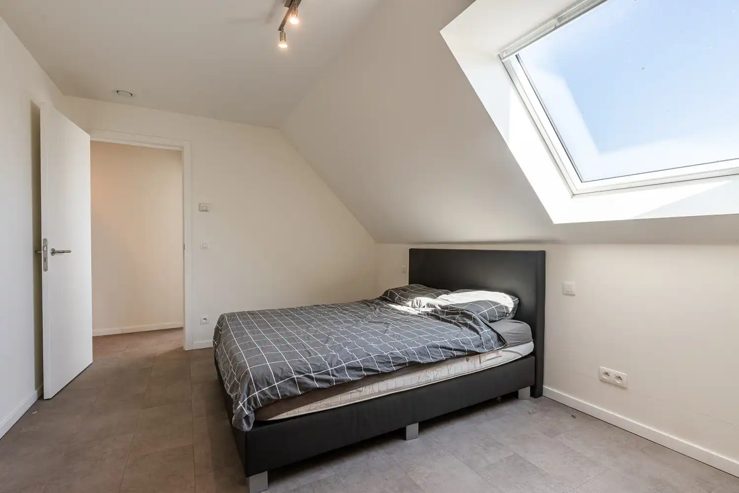 Modern appartement met ruim terras én garage in Sint-Jan-in-Eremo foto 10