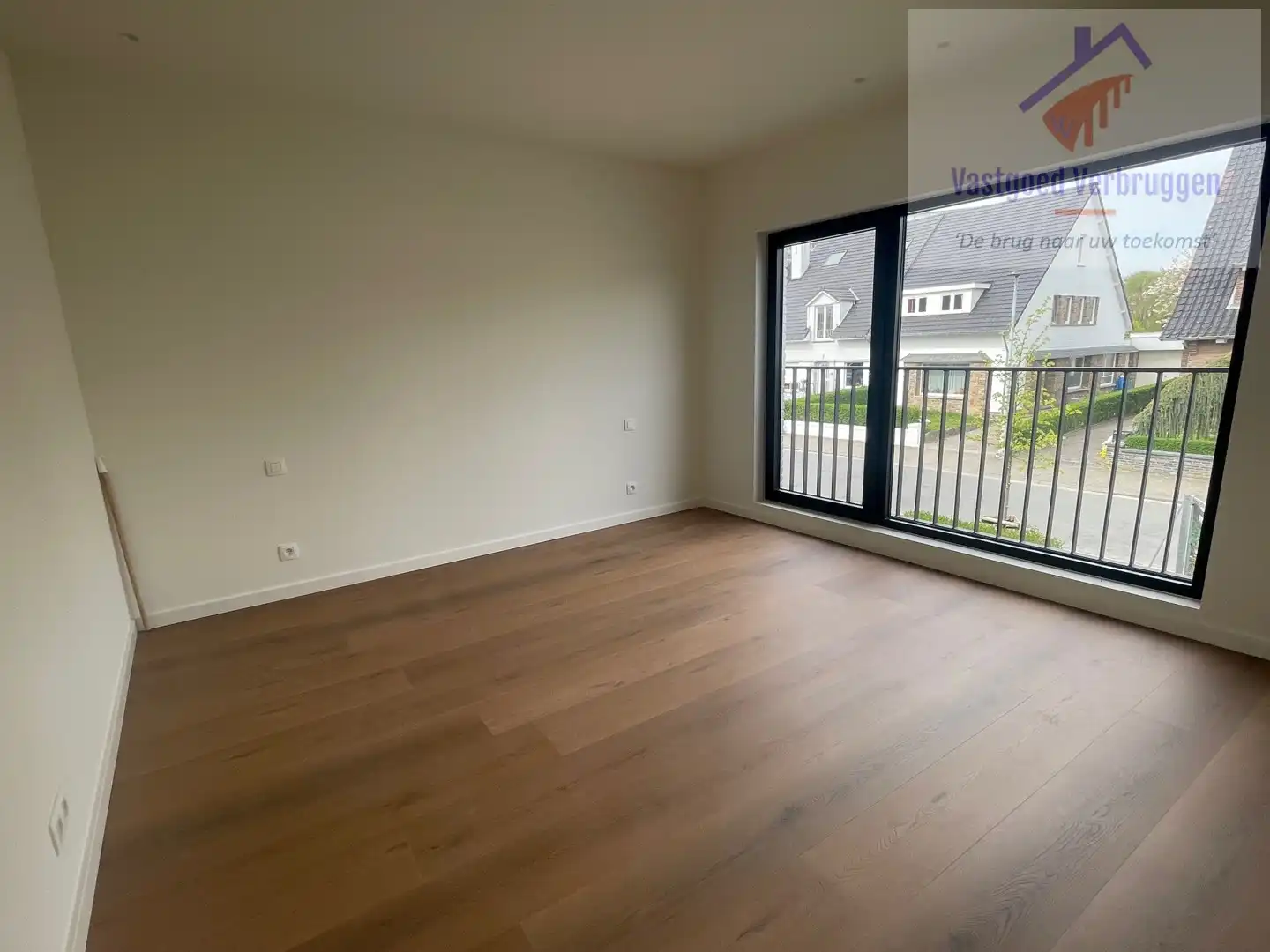 Volledig gerenoveerde woning met tuin en autostaanplaats op toplocatie foto 13