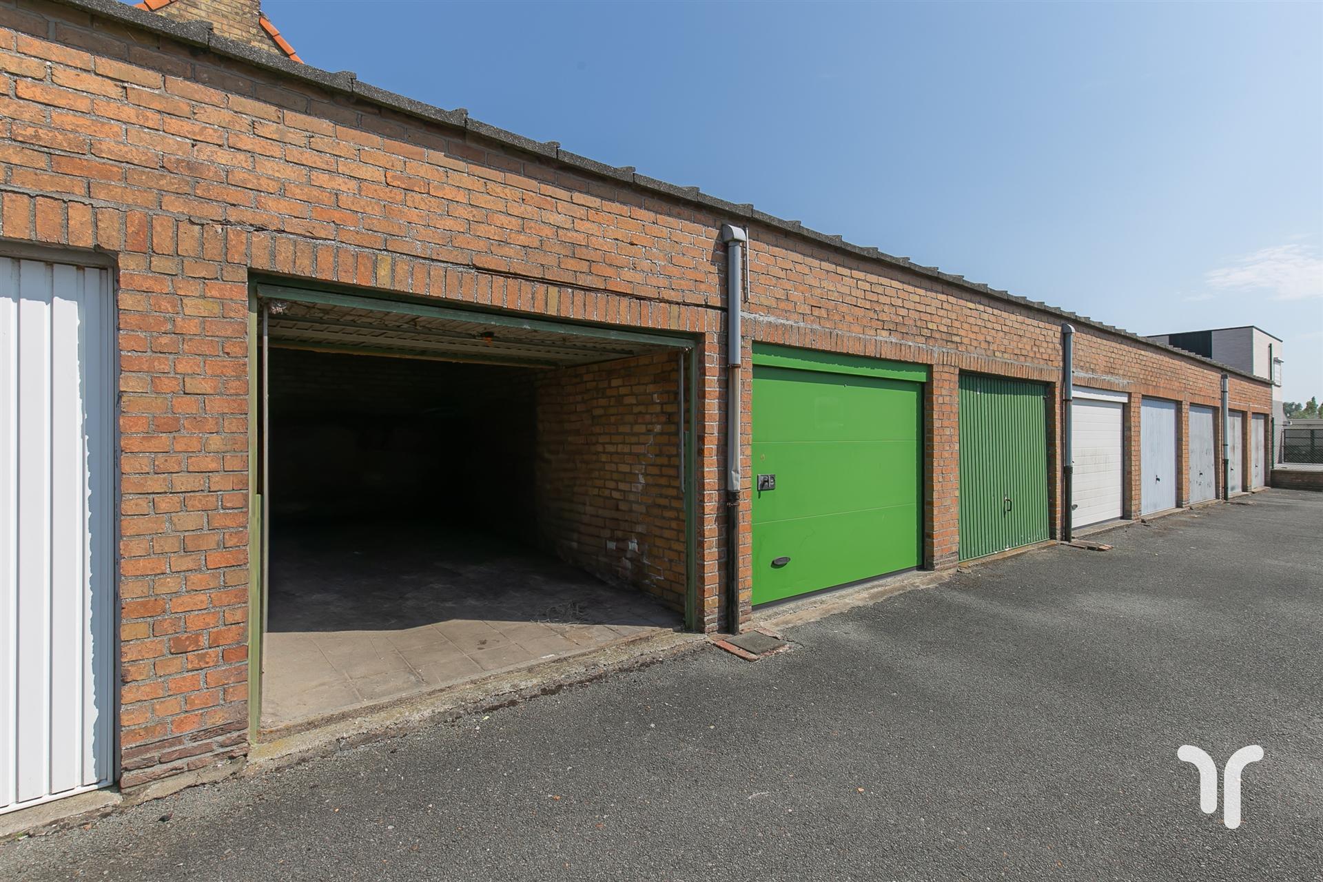 Parkings/Garage foto {{pictureIndex}}