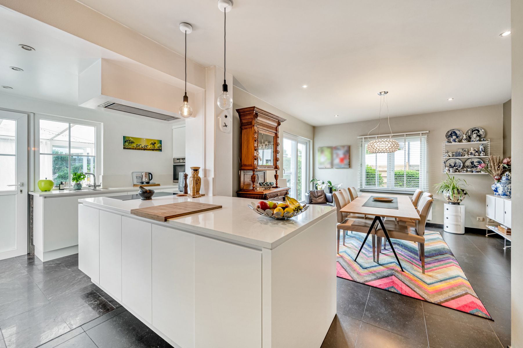 Instapklare en goed onderhouden villa met tuin en garage foto 8