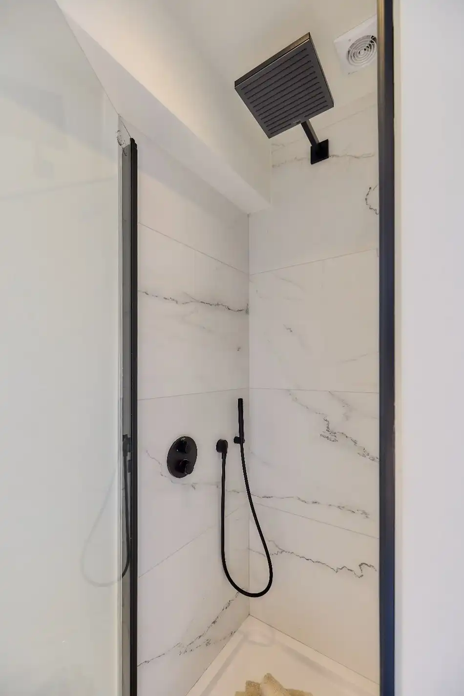 Ruim volledig gerenoveerd appartement met vier slaapkamers en zijdelings zeezicht. foto 17