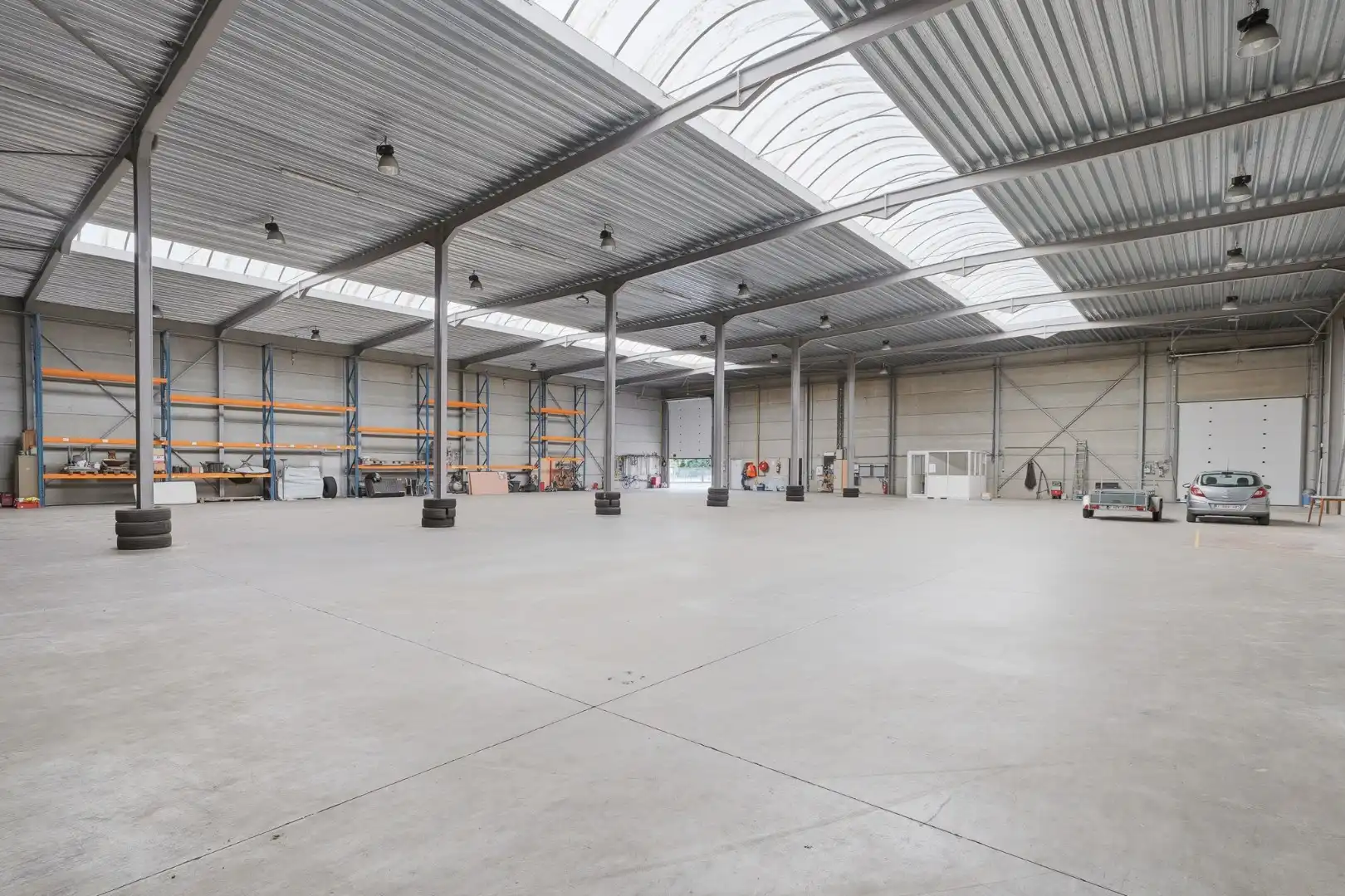 Bedrijfswoning met ruime loods van ca. 1.530 m² in de ambachtelijke zone van Eernegem foto 6