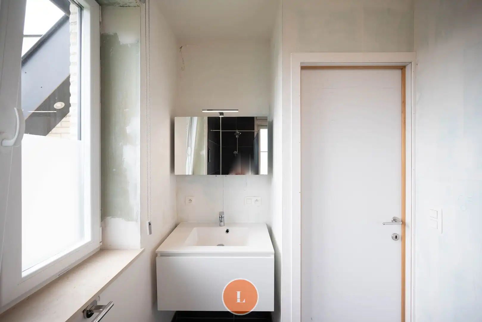 recente halfopen woning in een rustige wijk foto 12