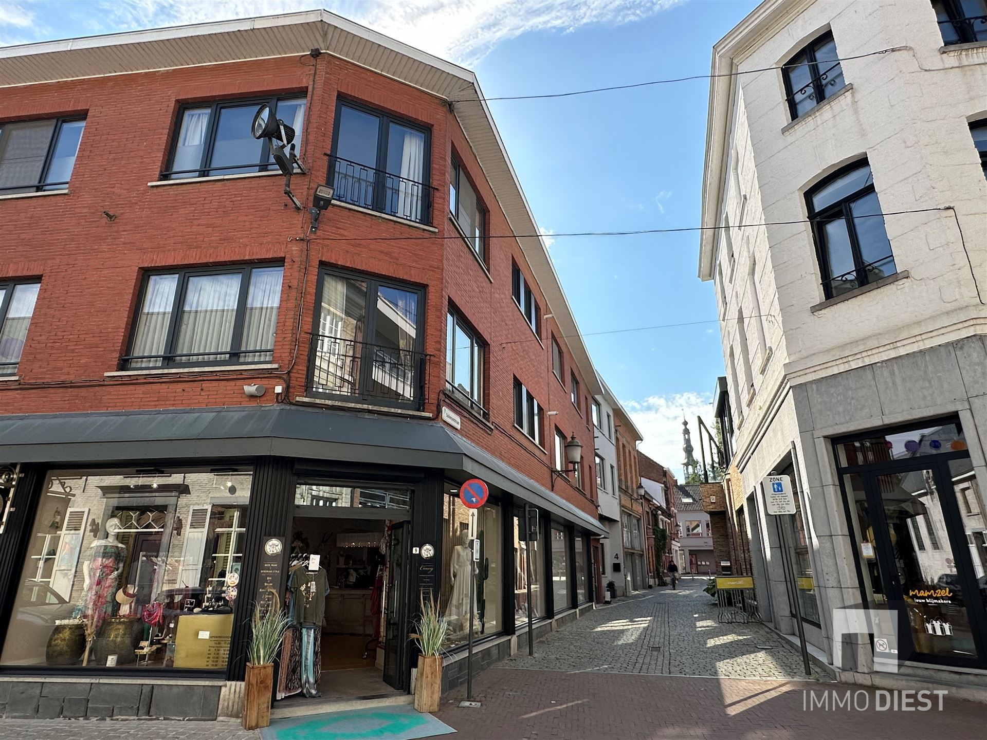 Building centrum Diest - handelspand, 2 appartementen en parking foto 4