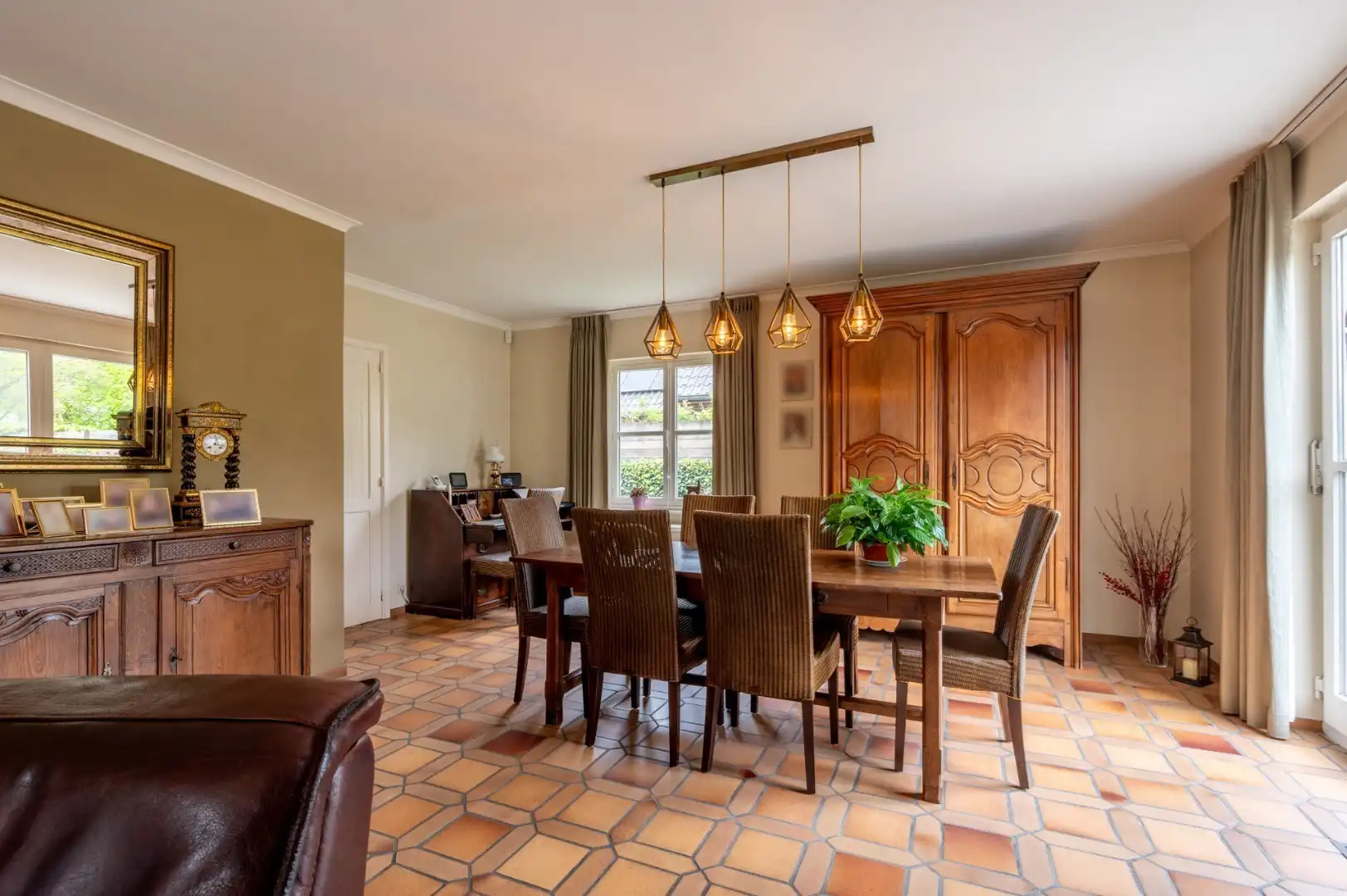 Villa met 3 kamers, 20 zonnepanelen en een dubbele garage op 800 m² foto 14